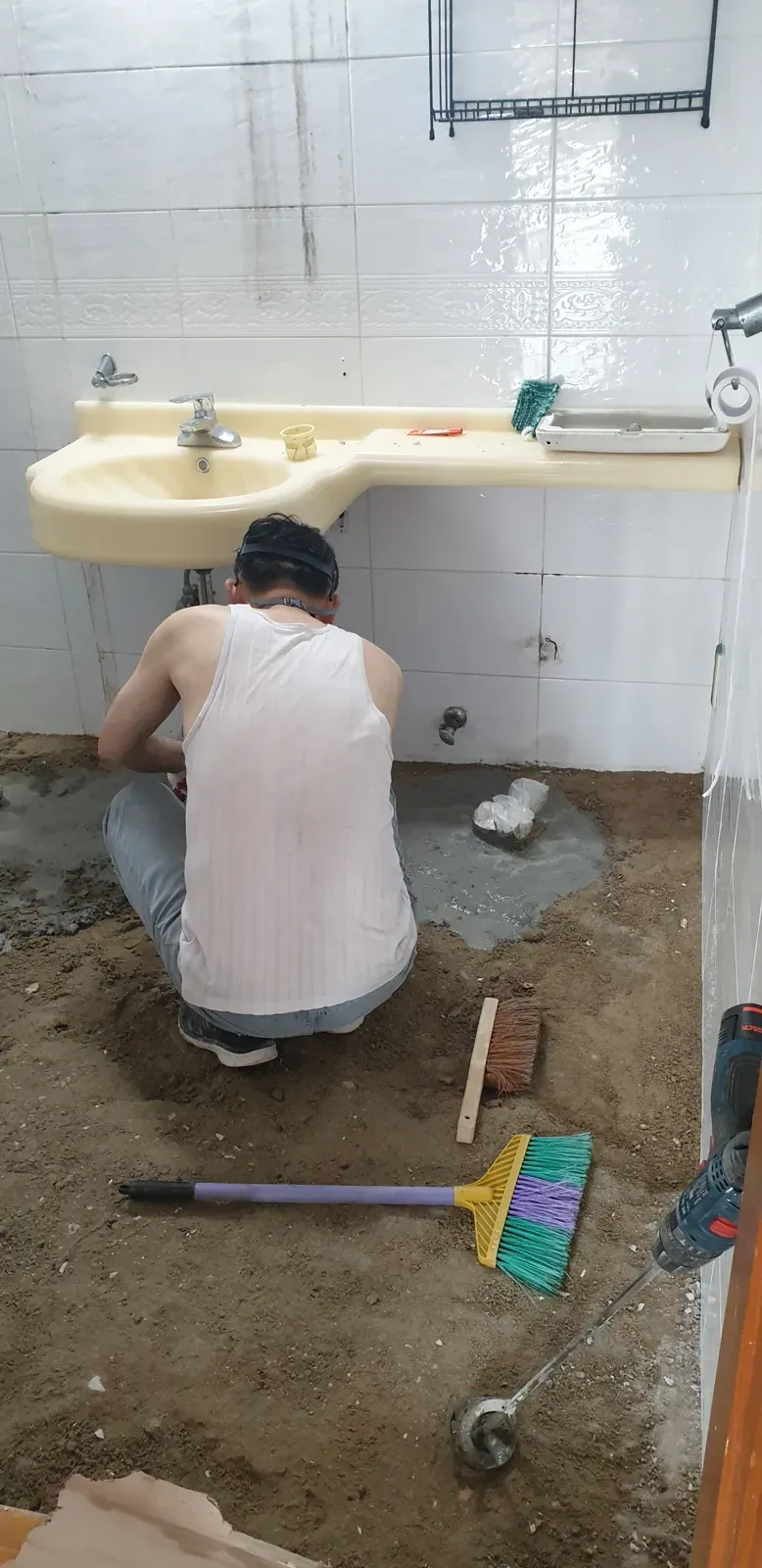 바닥을 정리하는 작업