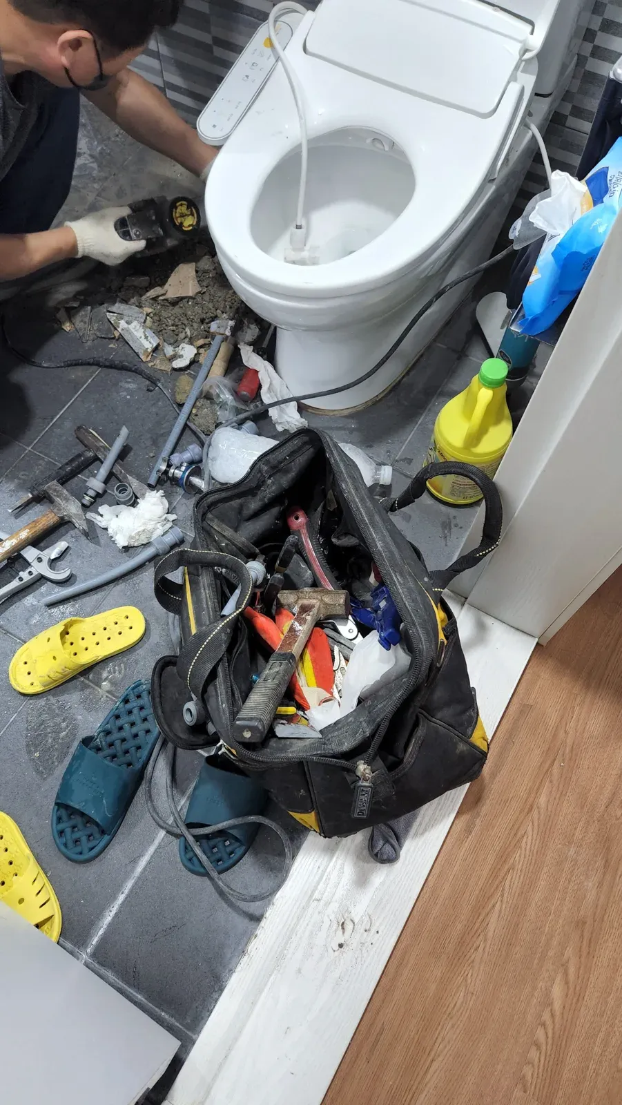 변기 하부 배관 작업 중