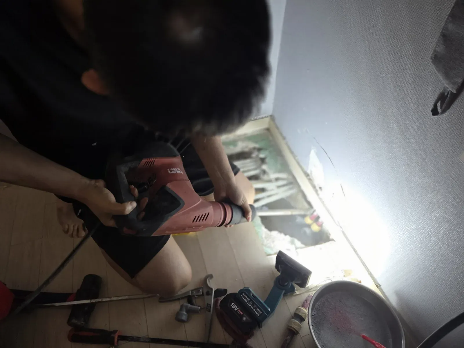 벽 쪽 바닥 속 붉은 관
