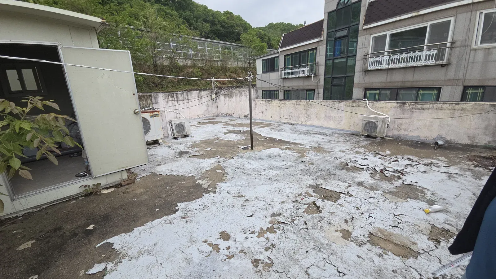 갈라지고 벗겨진 옥상 방수층