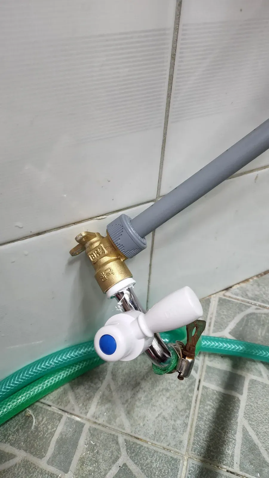 새로 단 벽 수전과 배관