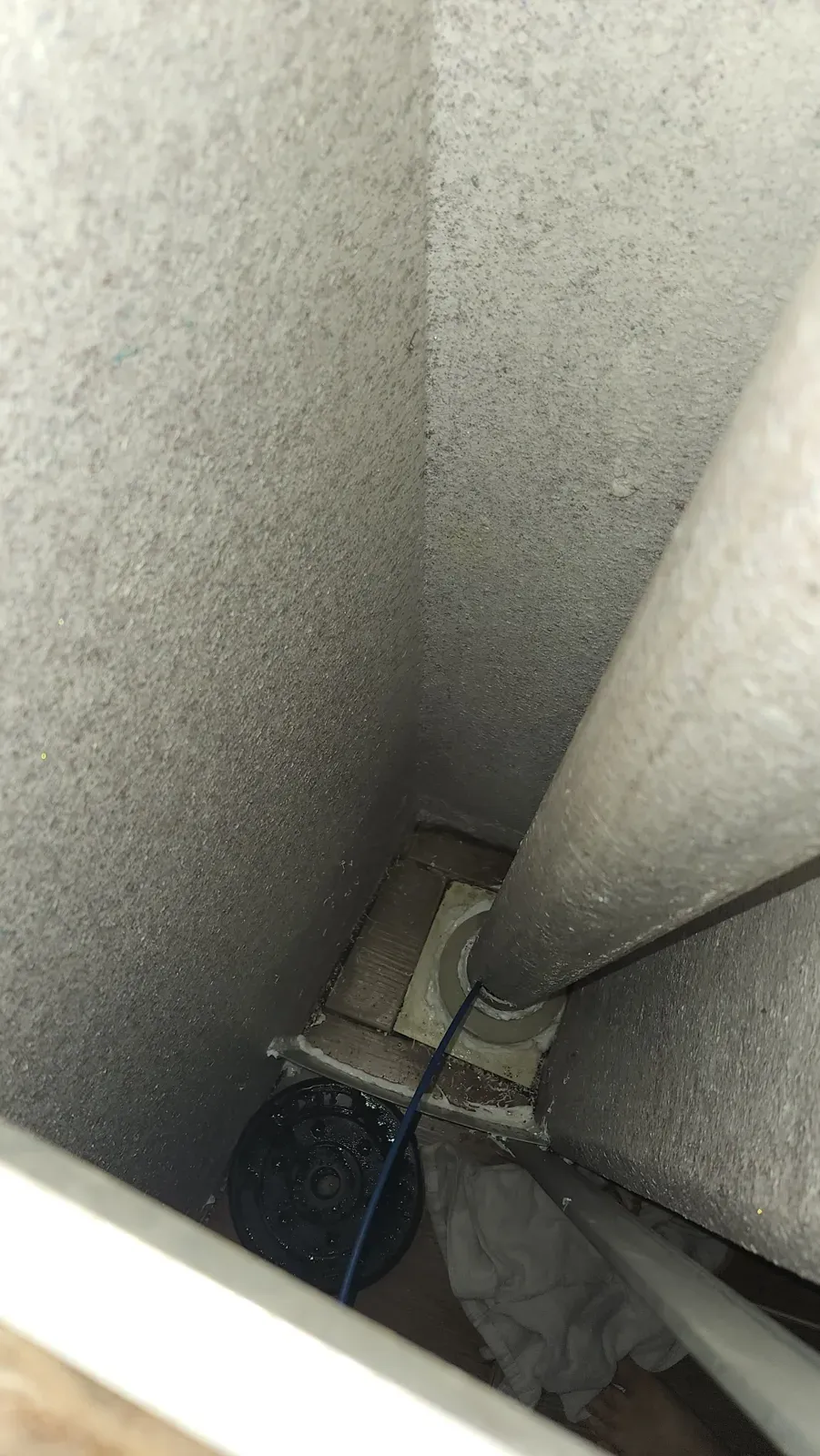점검구로 내려보낸 케이블