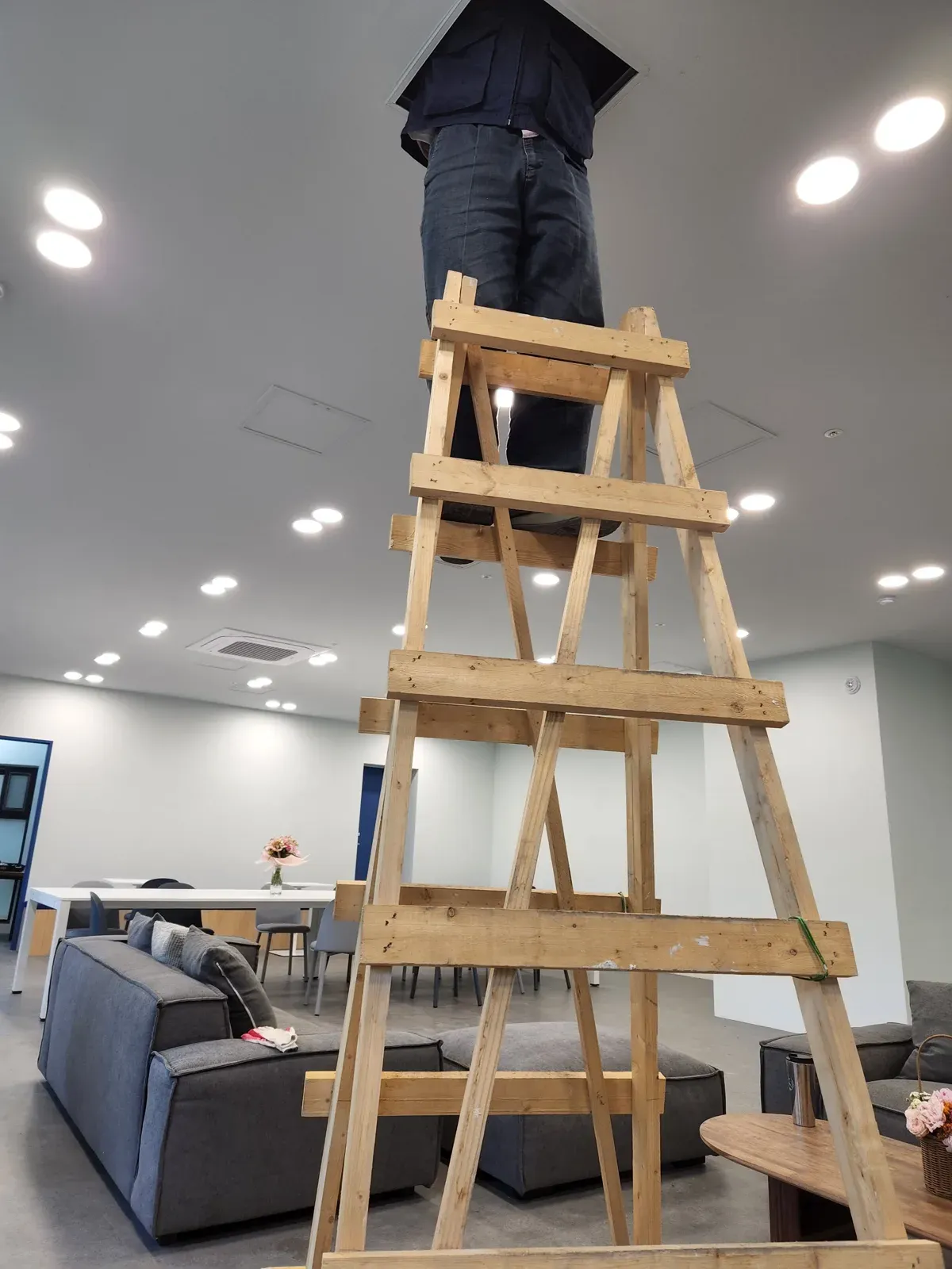 점검구 안으로 올라가 확인하는 모습
