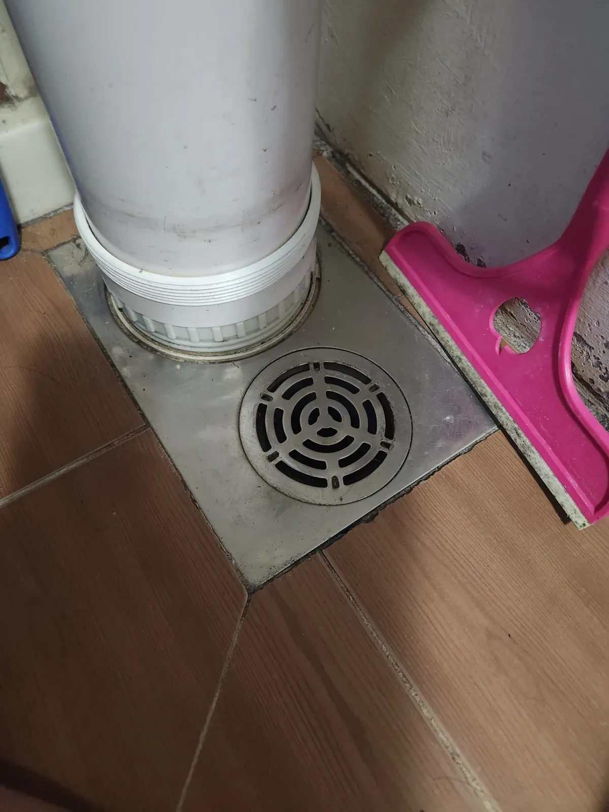 배관 아래 배수구 주변