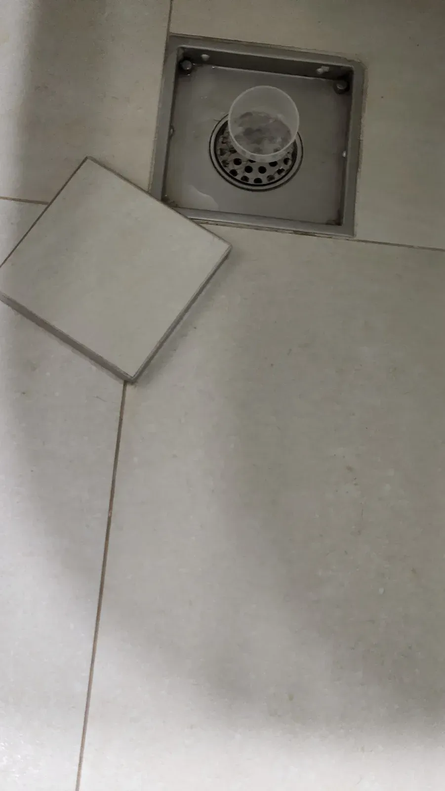 덮개를 들어낸 배수구