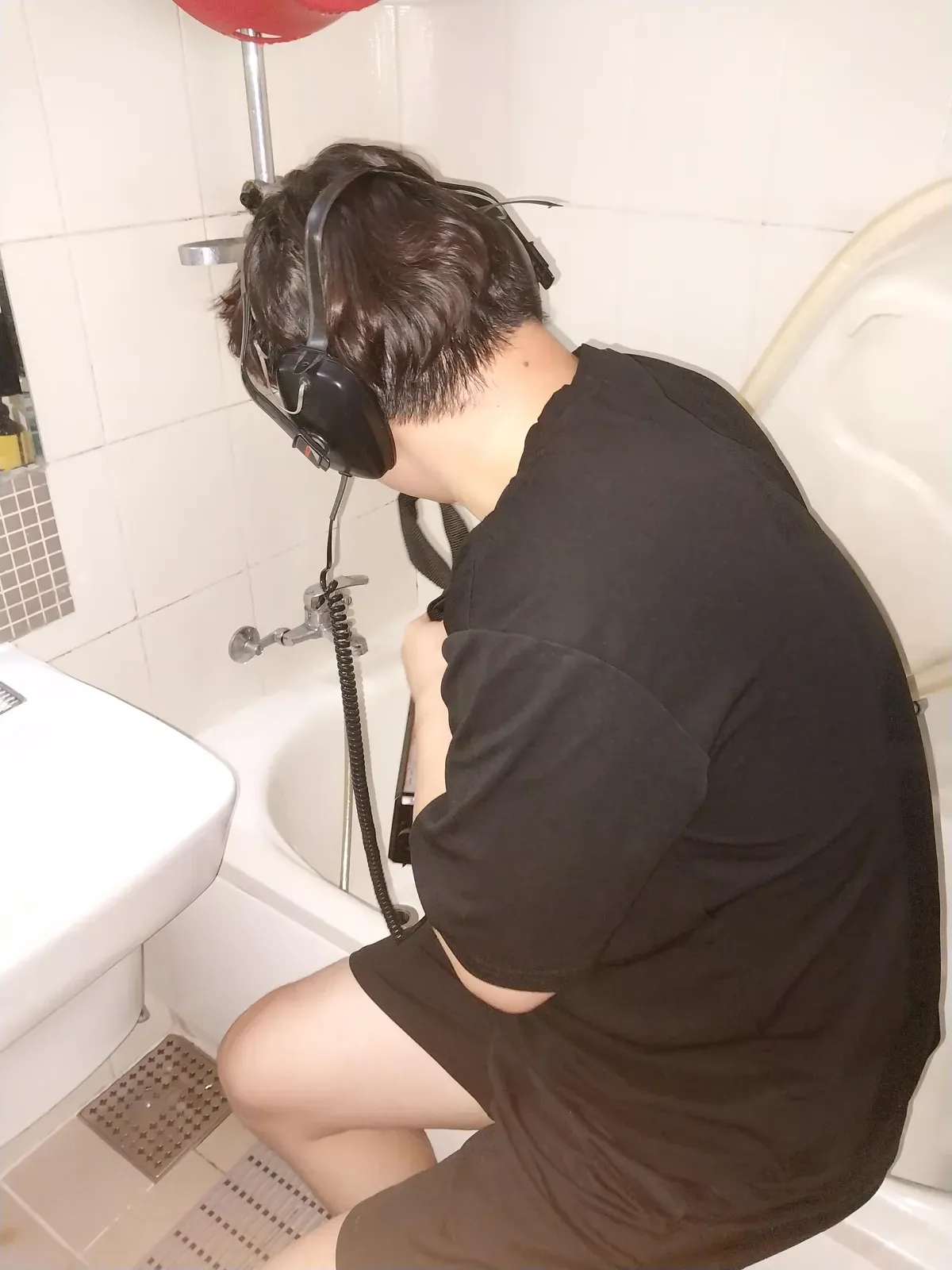 헤드폰으로 욕실 바닥 청음