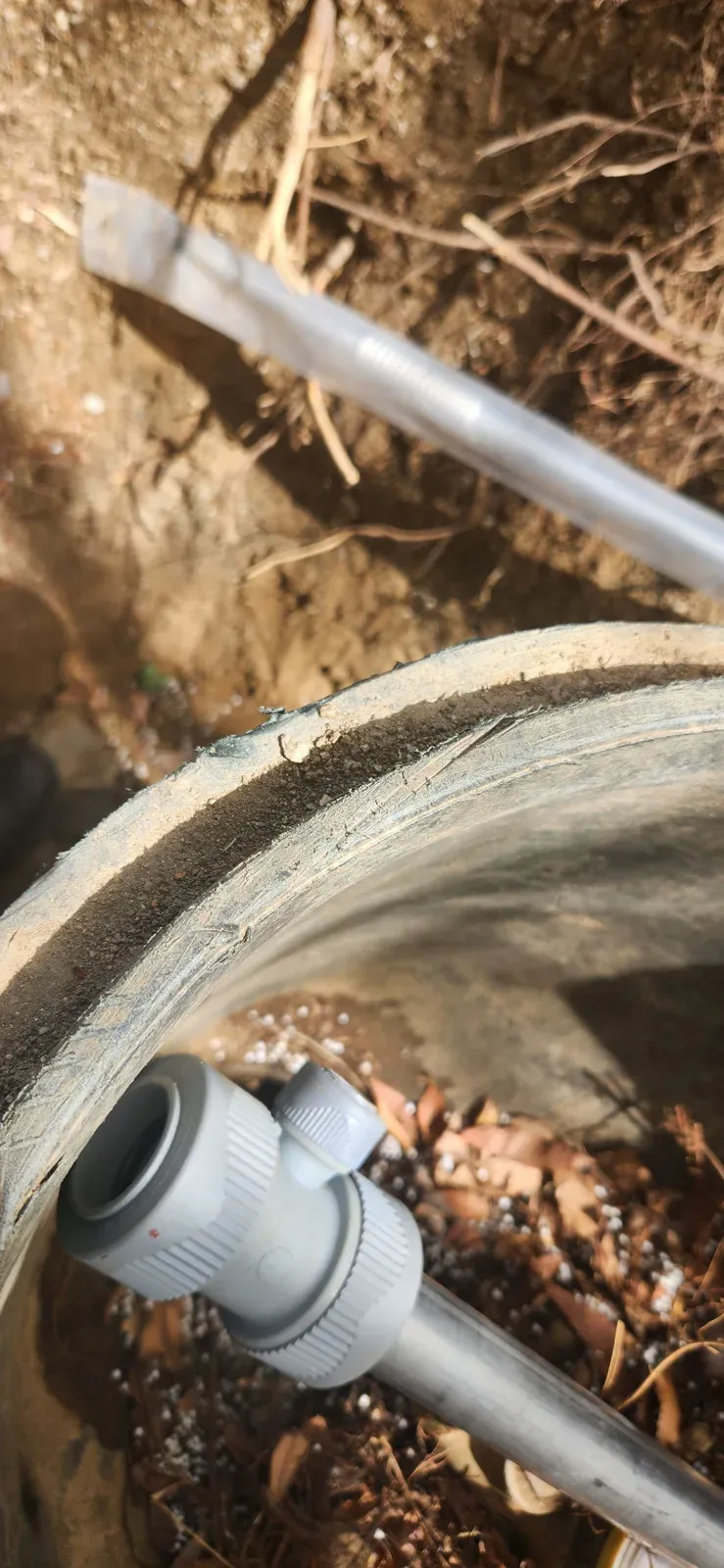 계량기 통과 이어진 배관