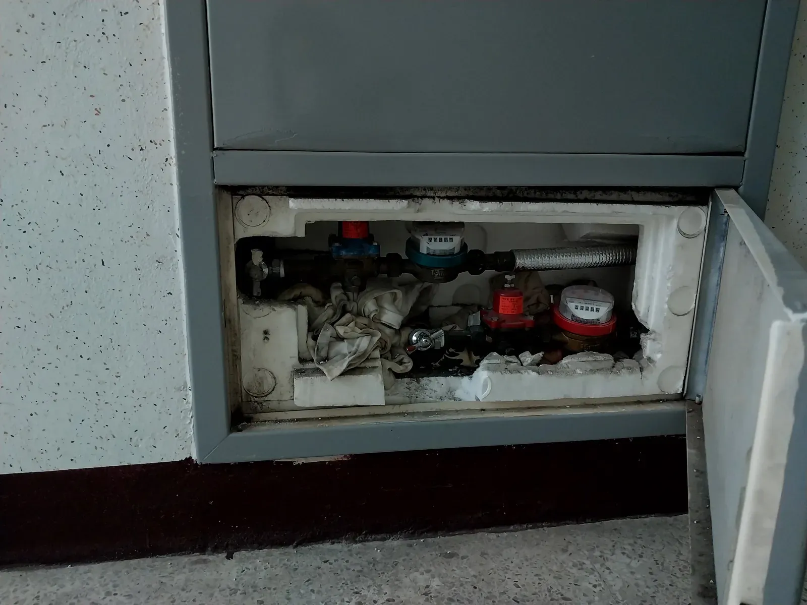 세대 계량기함 내부