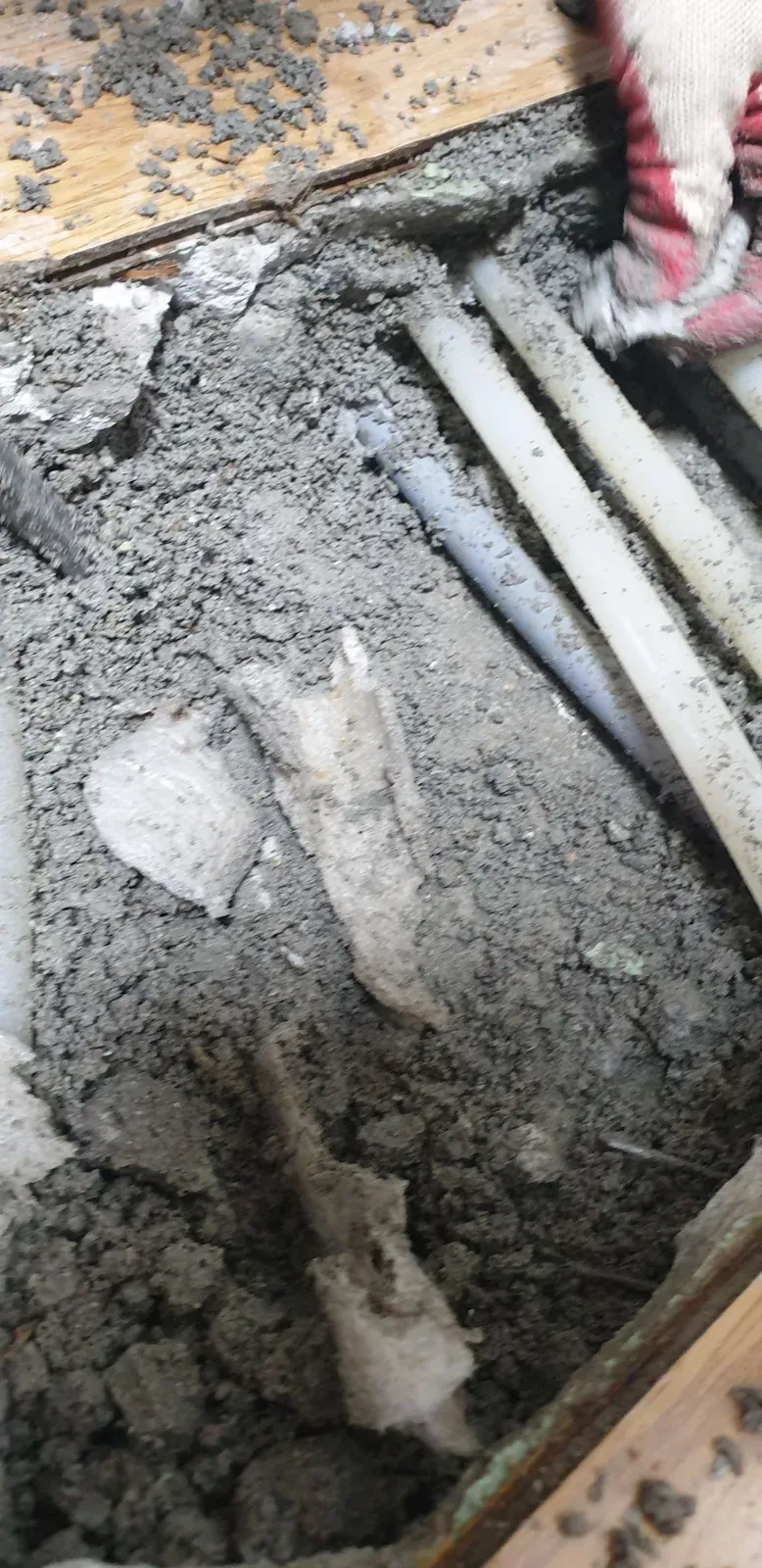 바닥을 깨 낸 자리의 배관