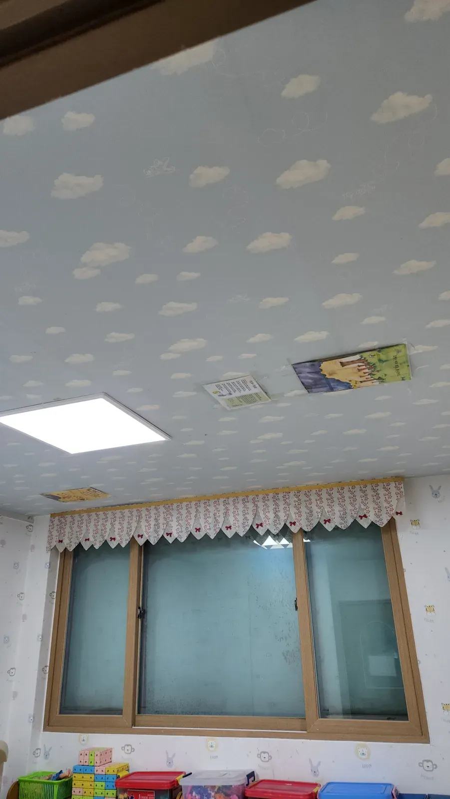 학원 교실 천장 점검 자리