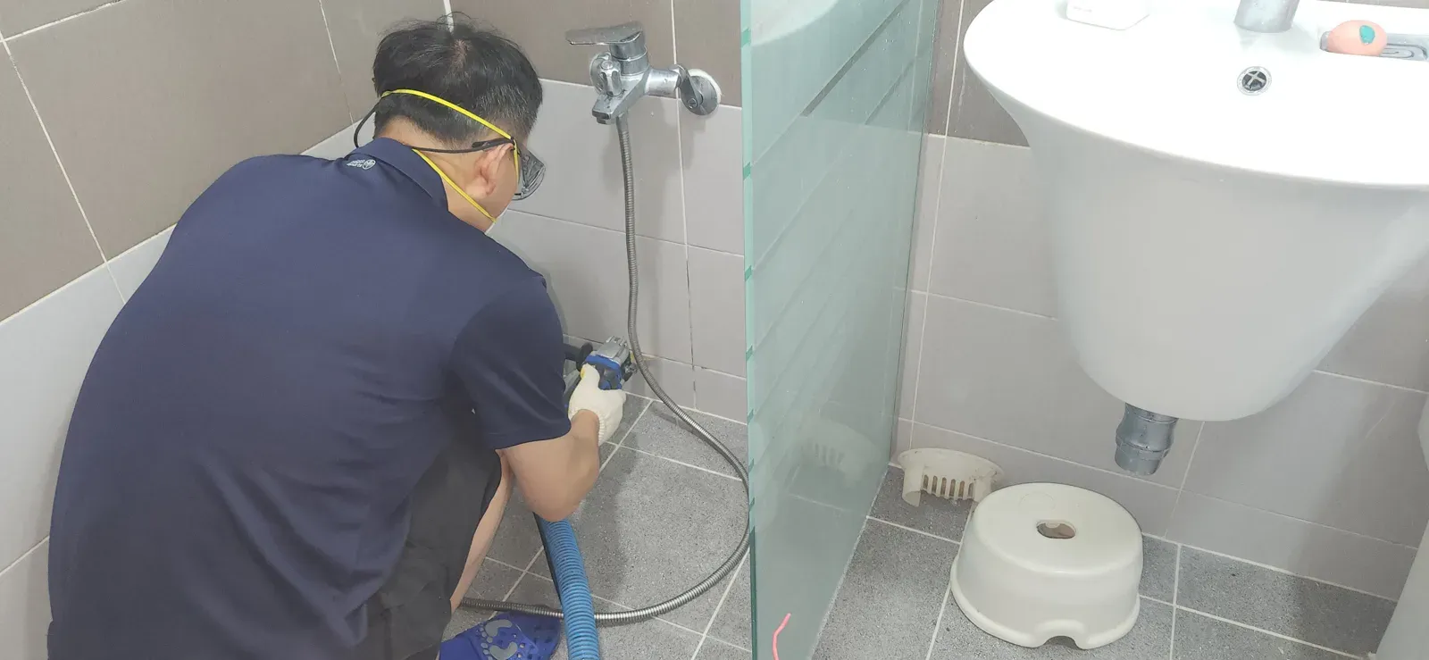 수전 아래 벽 줄눈 작업