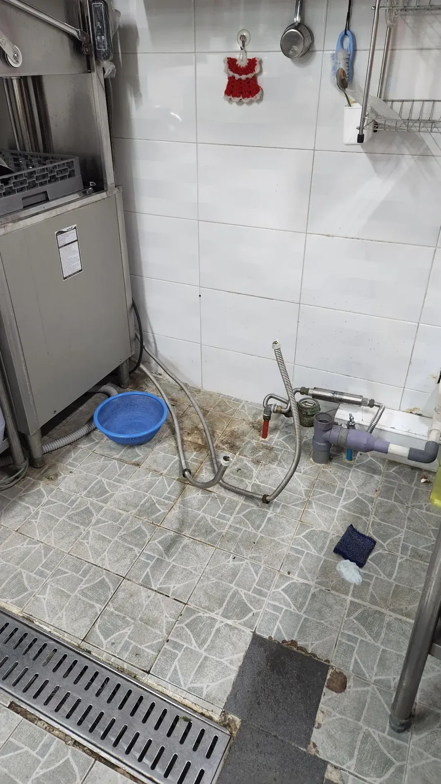 작업 전 주방 바닥 배관 주변