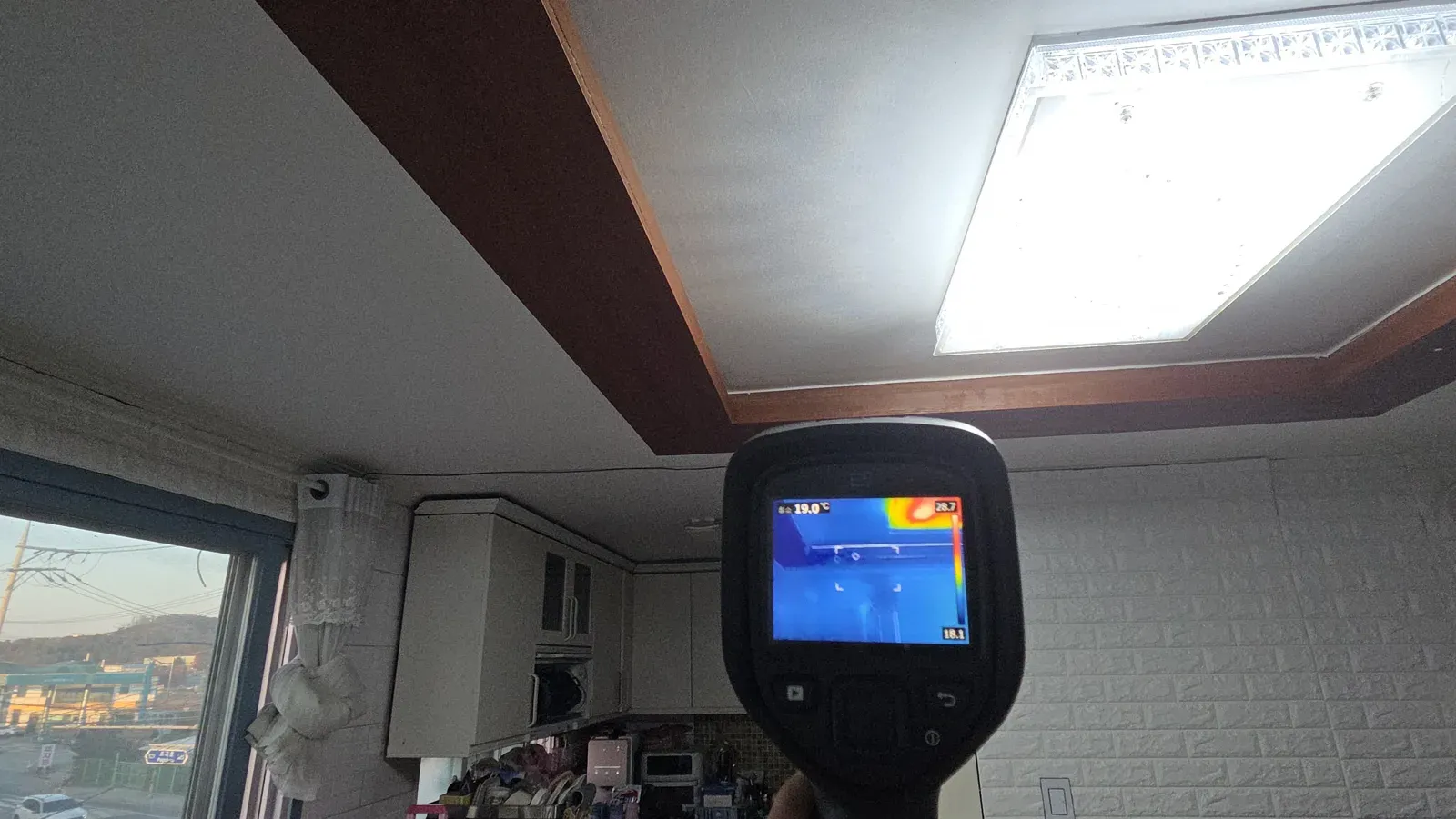 주방 쪽 천장 촬영