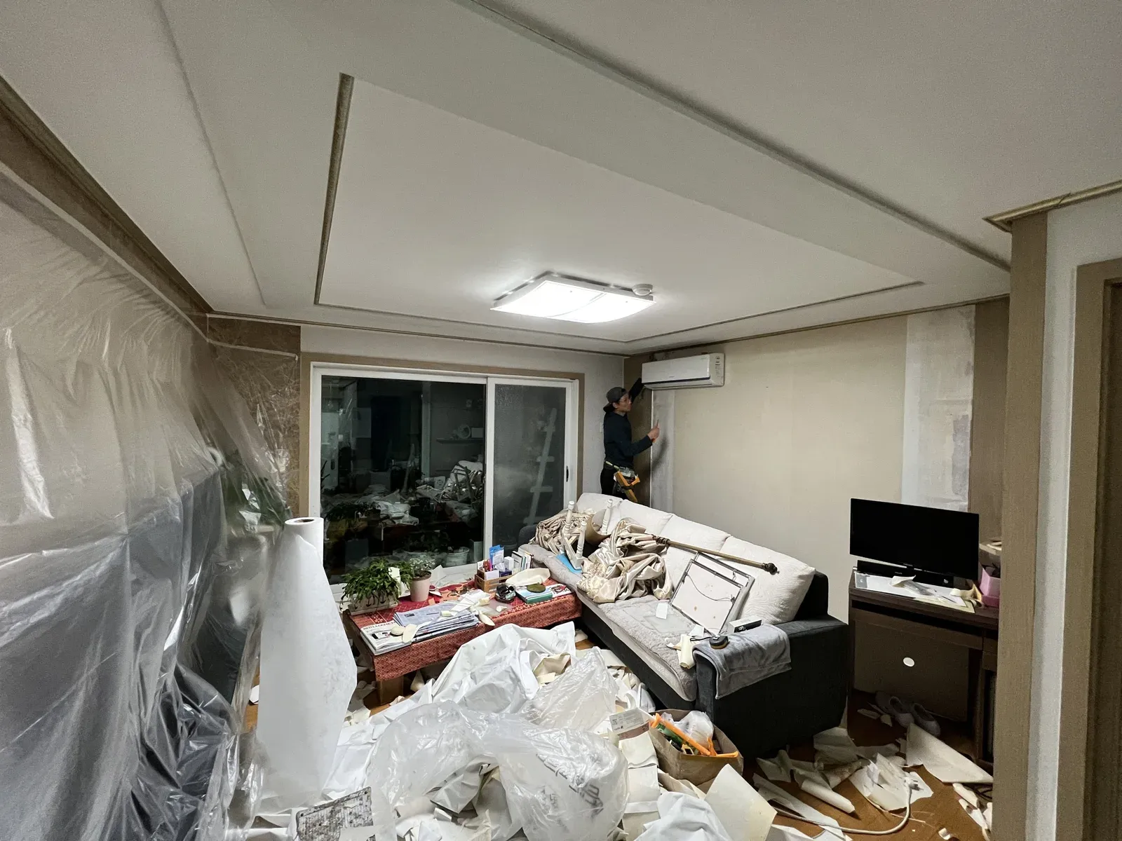 거실 벽 도배 작업