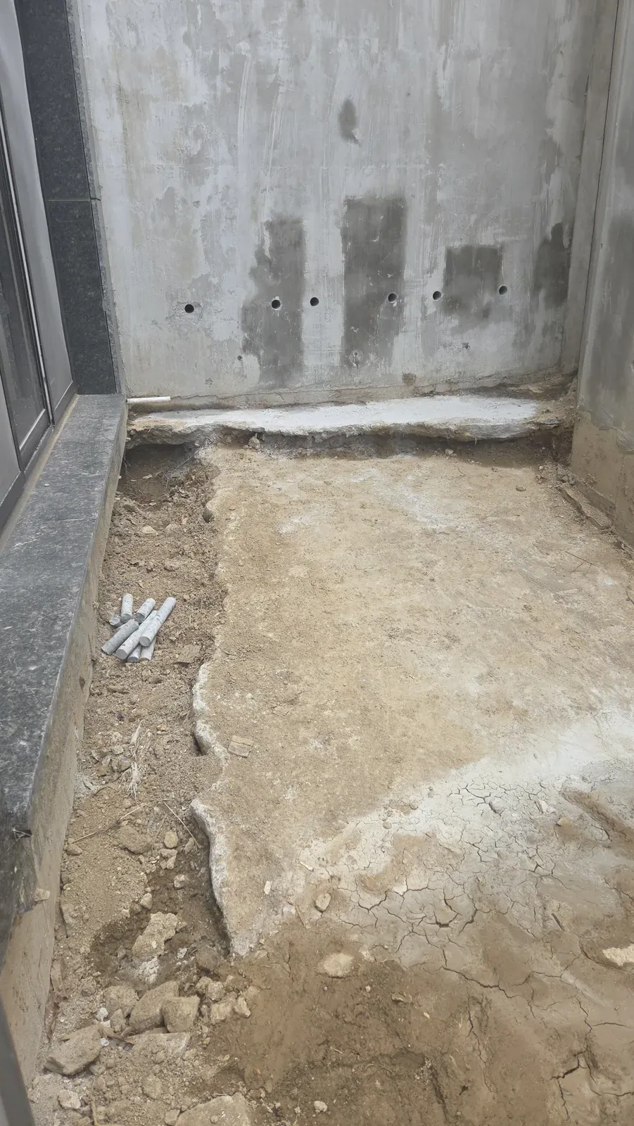 옹벽 하단과 마당 바닥 경계