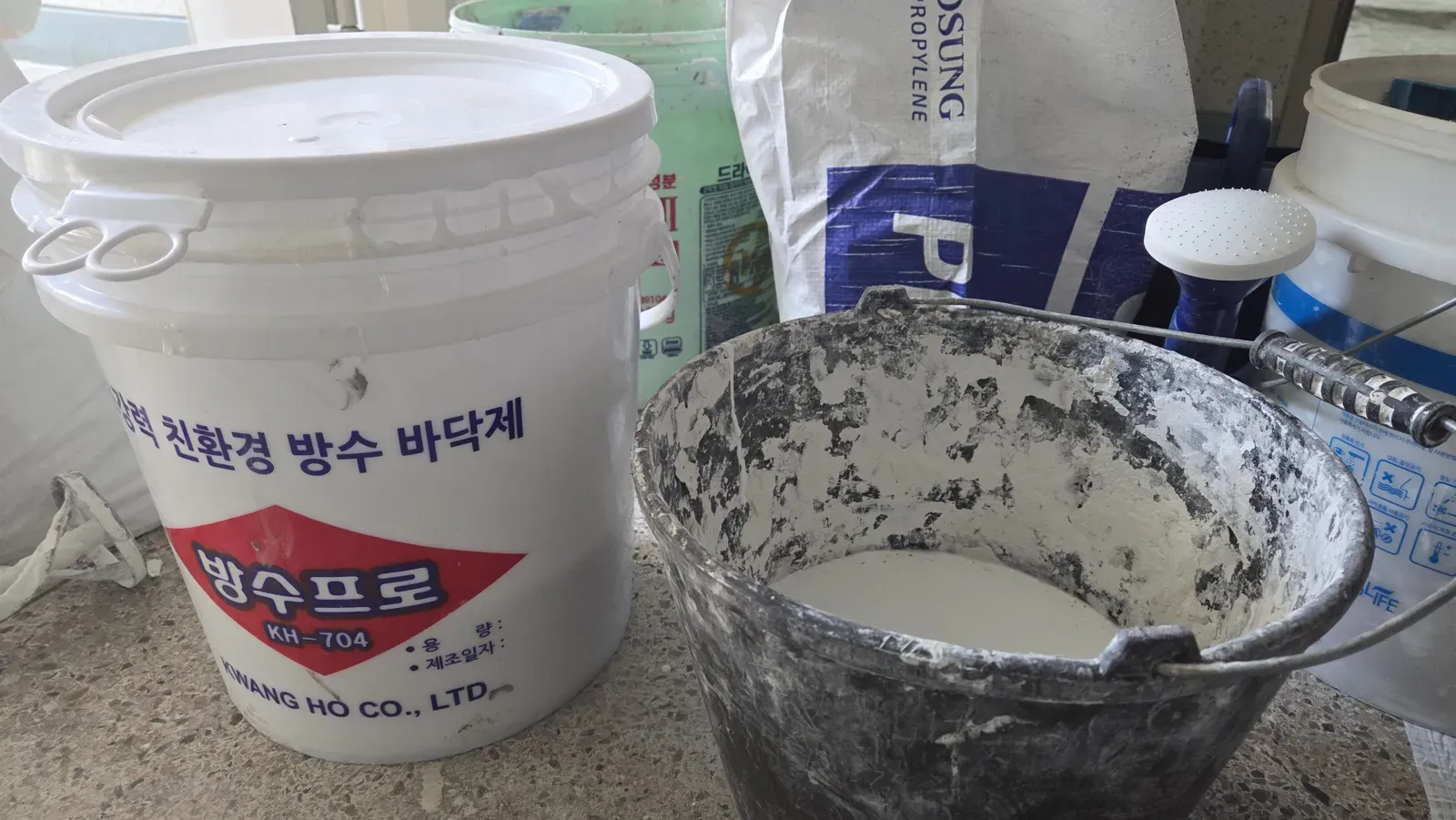 바닥에 바를 액체 방수재