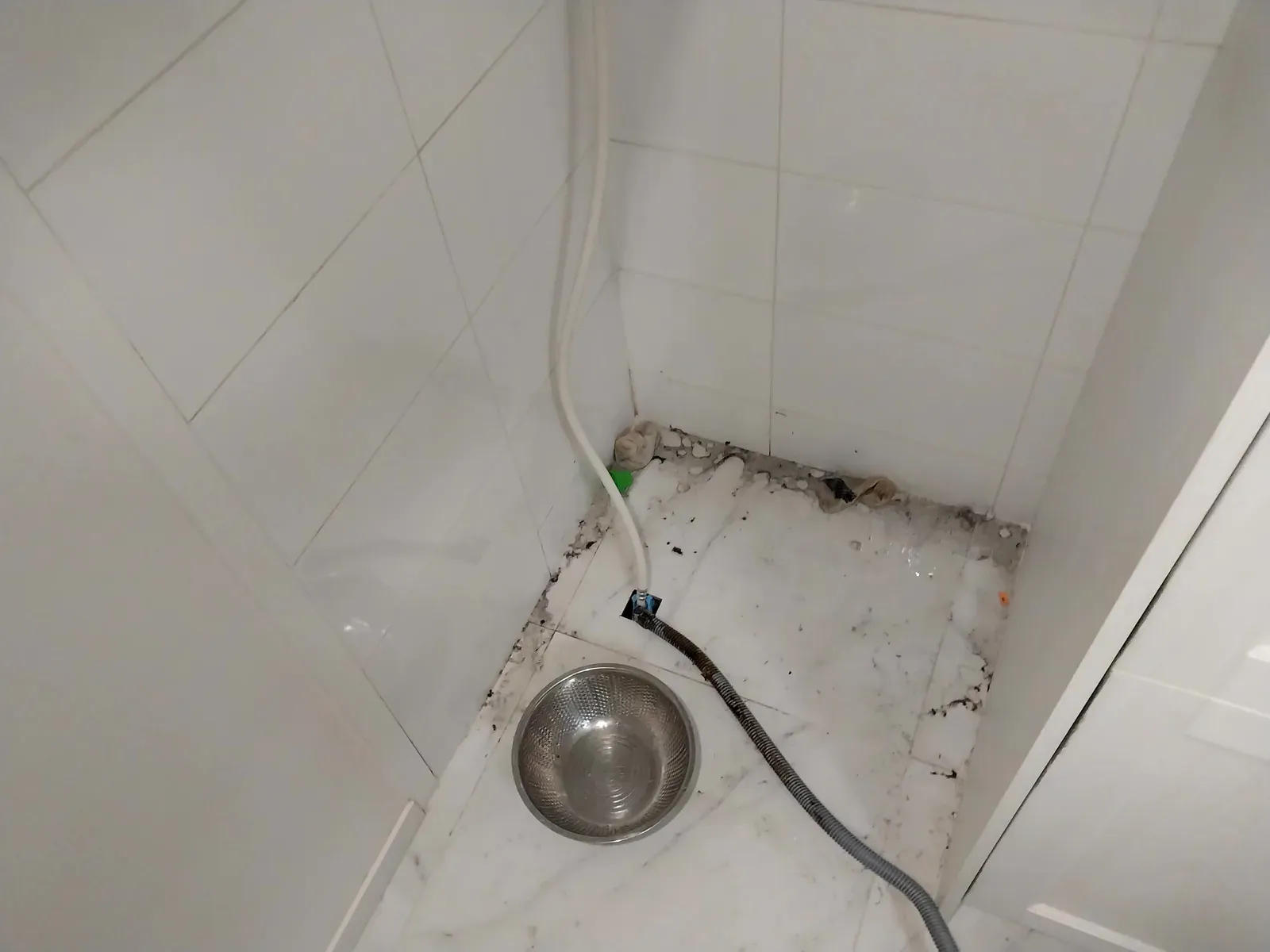물을 흘려 본 위층 욕실 바닥
