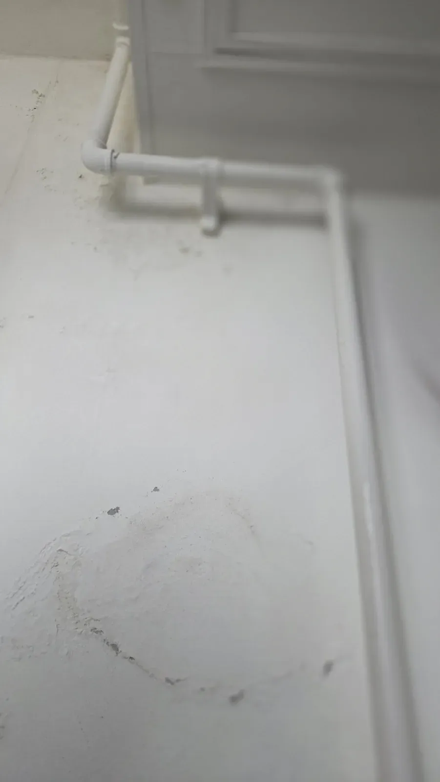 배관 아래 바닥에 남은 얼룩