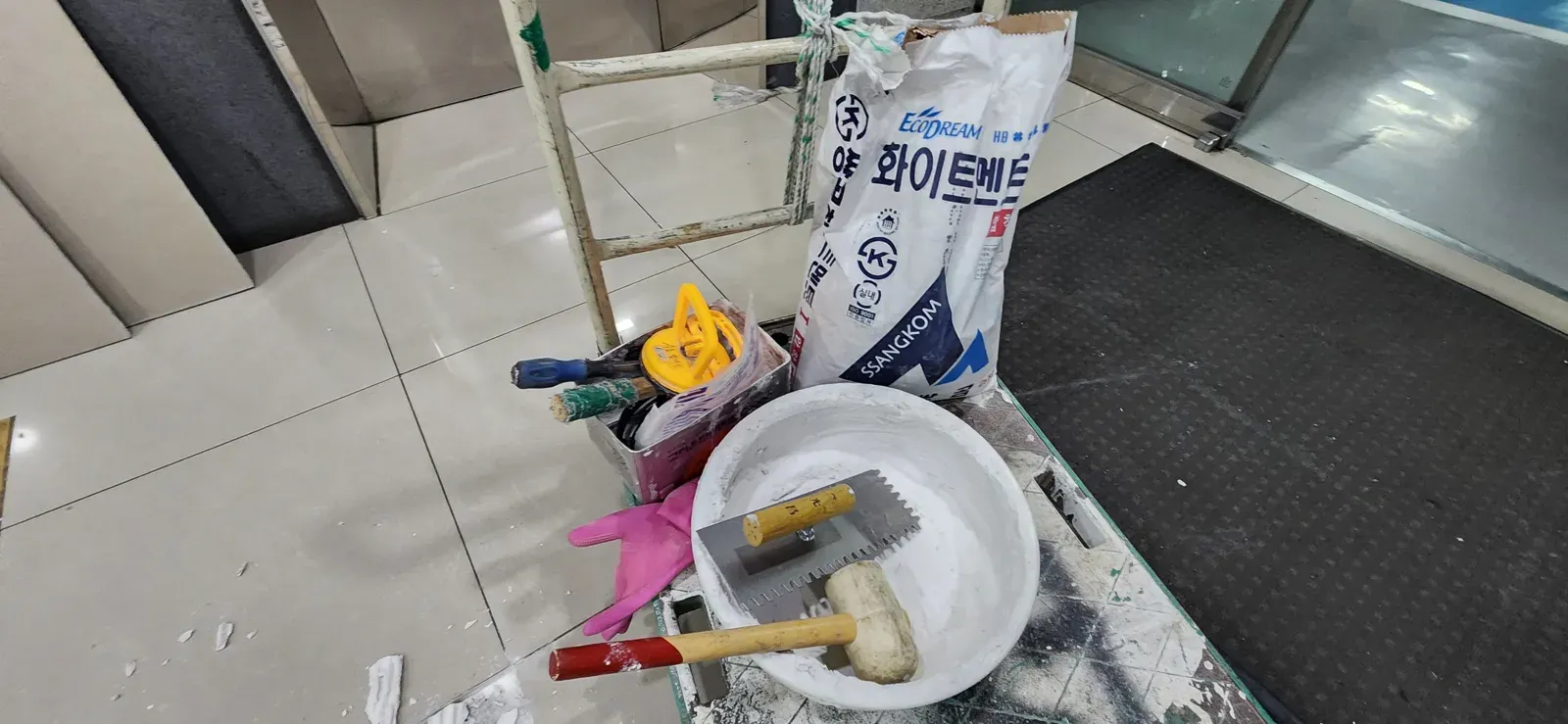 흙손과 접착 몰탈 준비