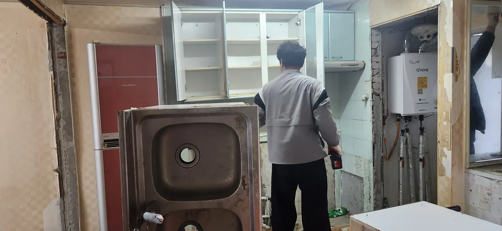 주방 상부장 해체 작업