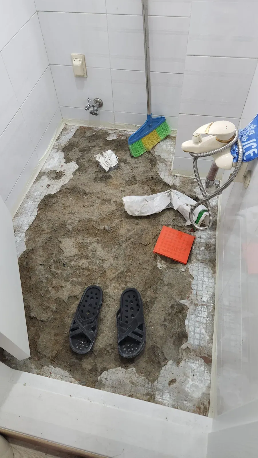 타일을 걷어 낸 욕실 바닥
