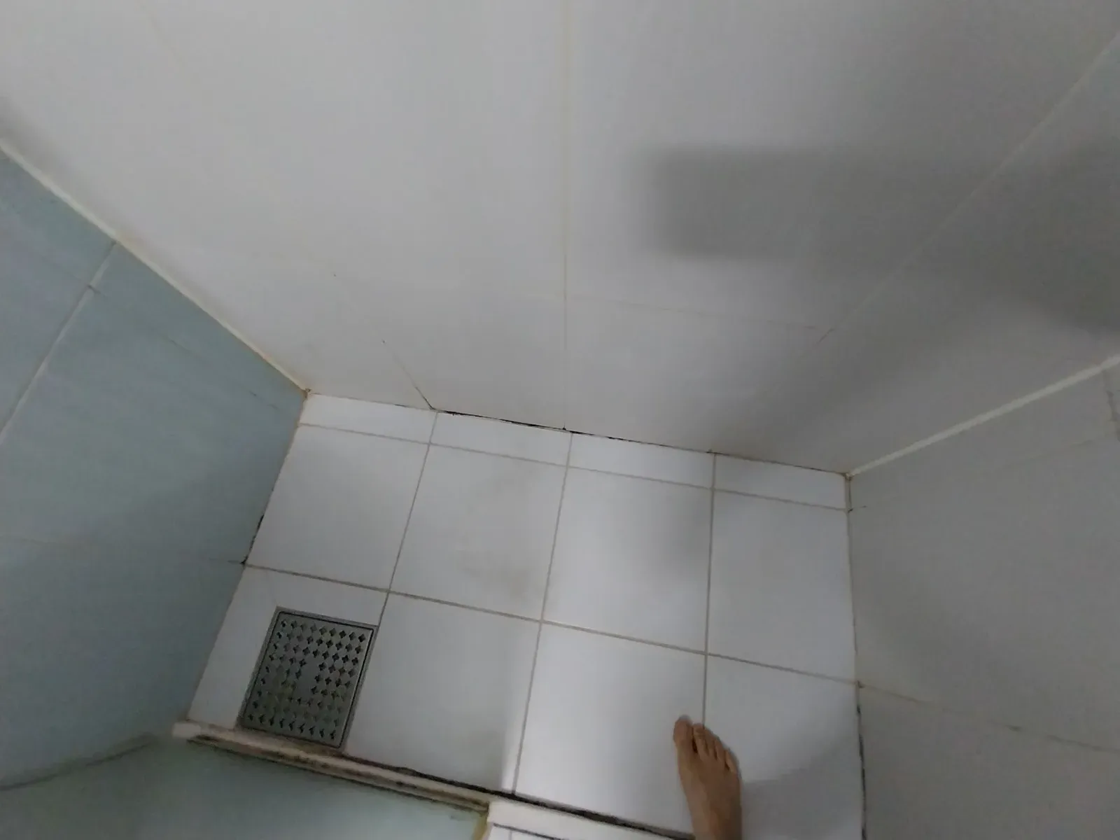 검게 변한 기존 줄눈
