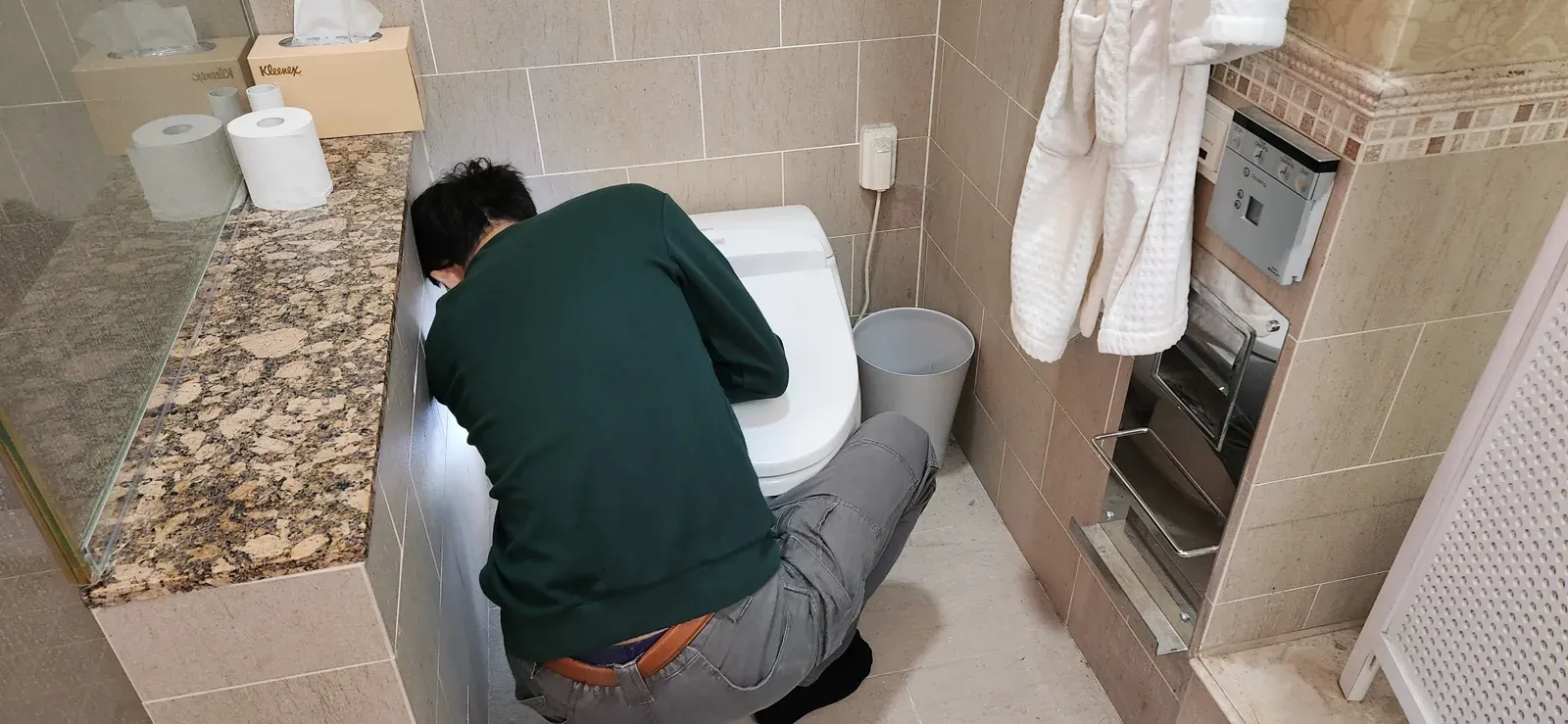 변기 주변 바닥 확인