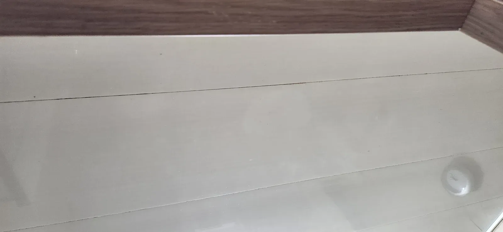 벌어진 천장판 이음 선