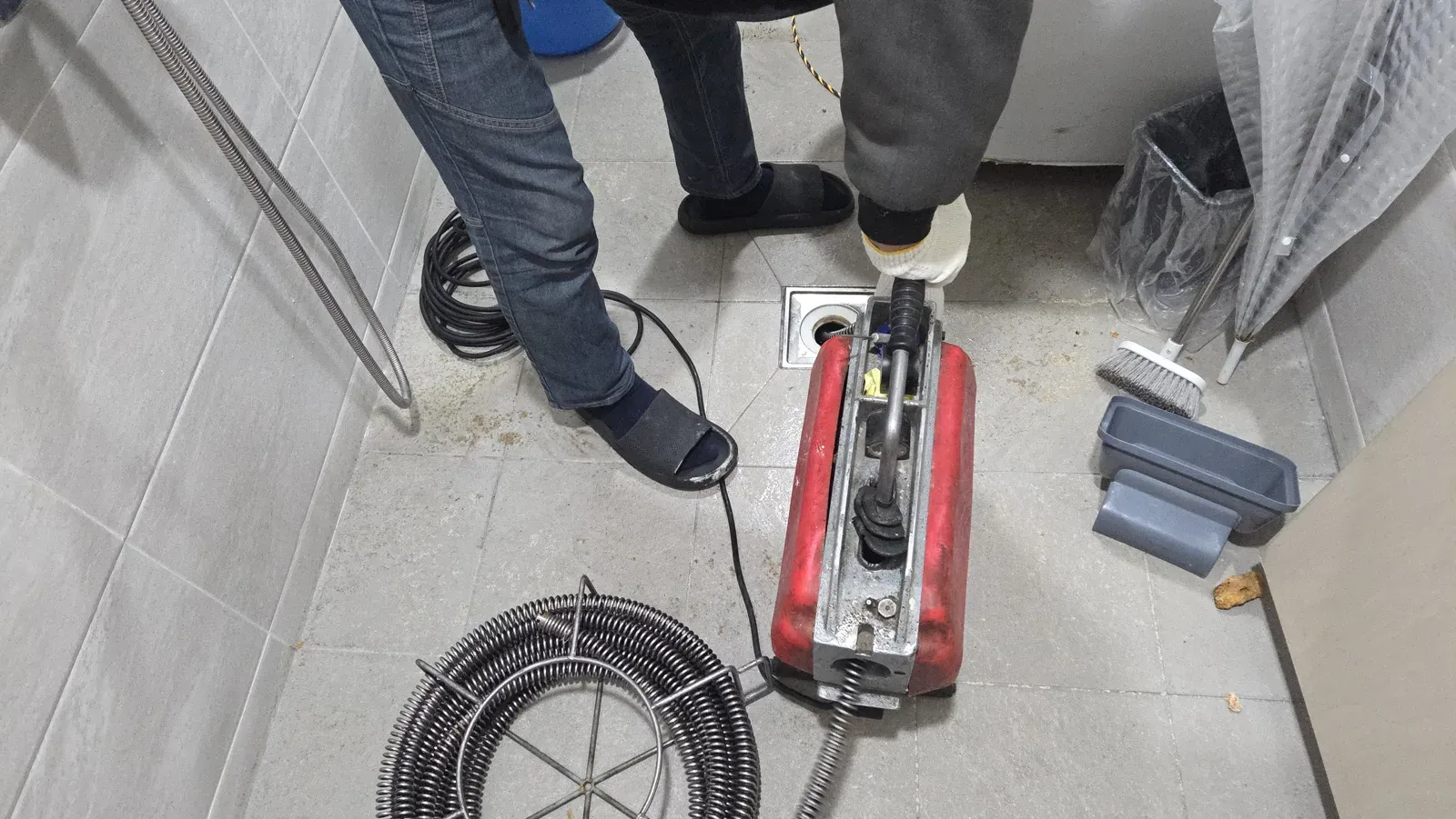 스프링 관통기로 배관 청소