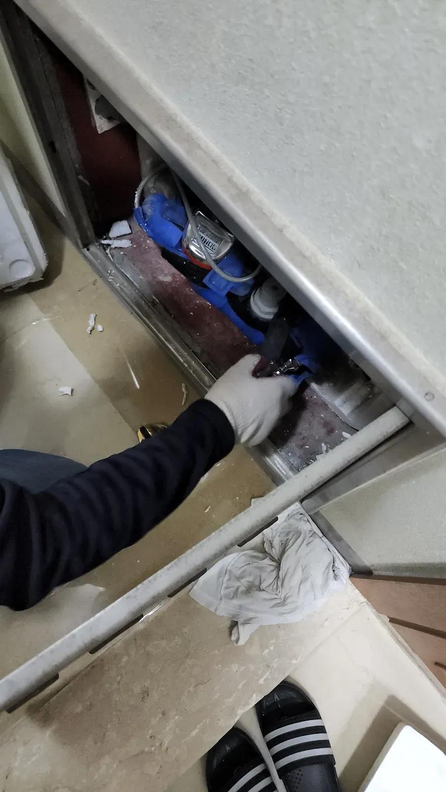 점검구 안 배관 연결부 확인