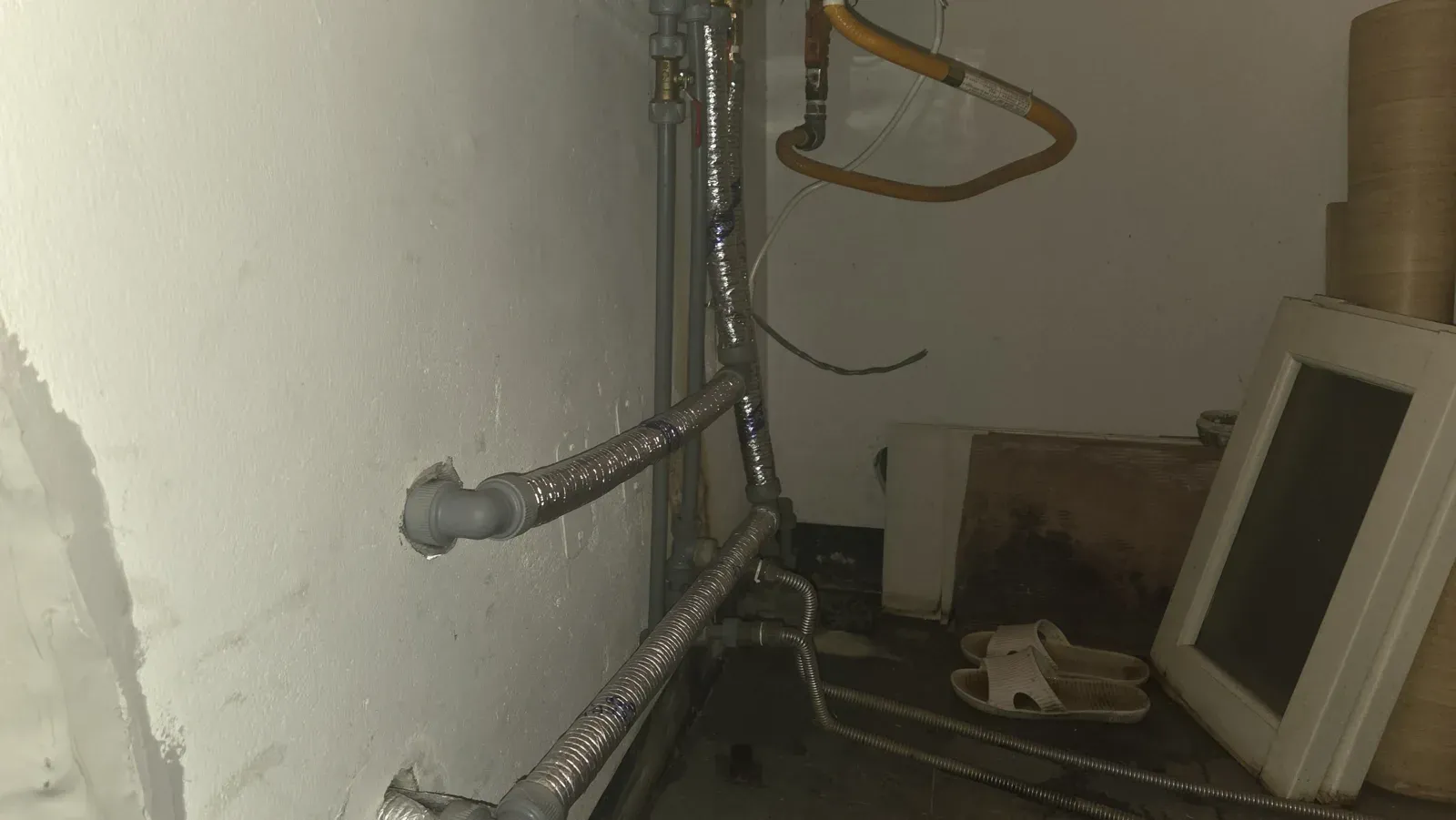 보일러 하부 보온 배관들