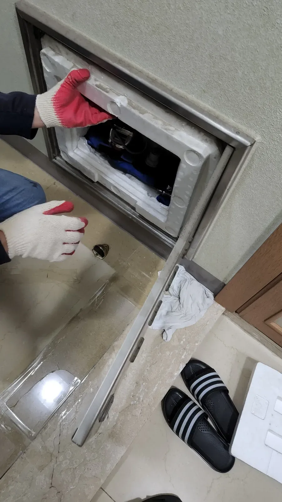 벽 하부 점검구 덮개 개방