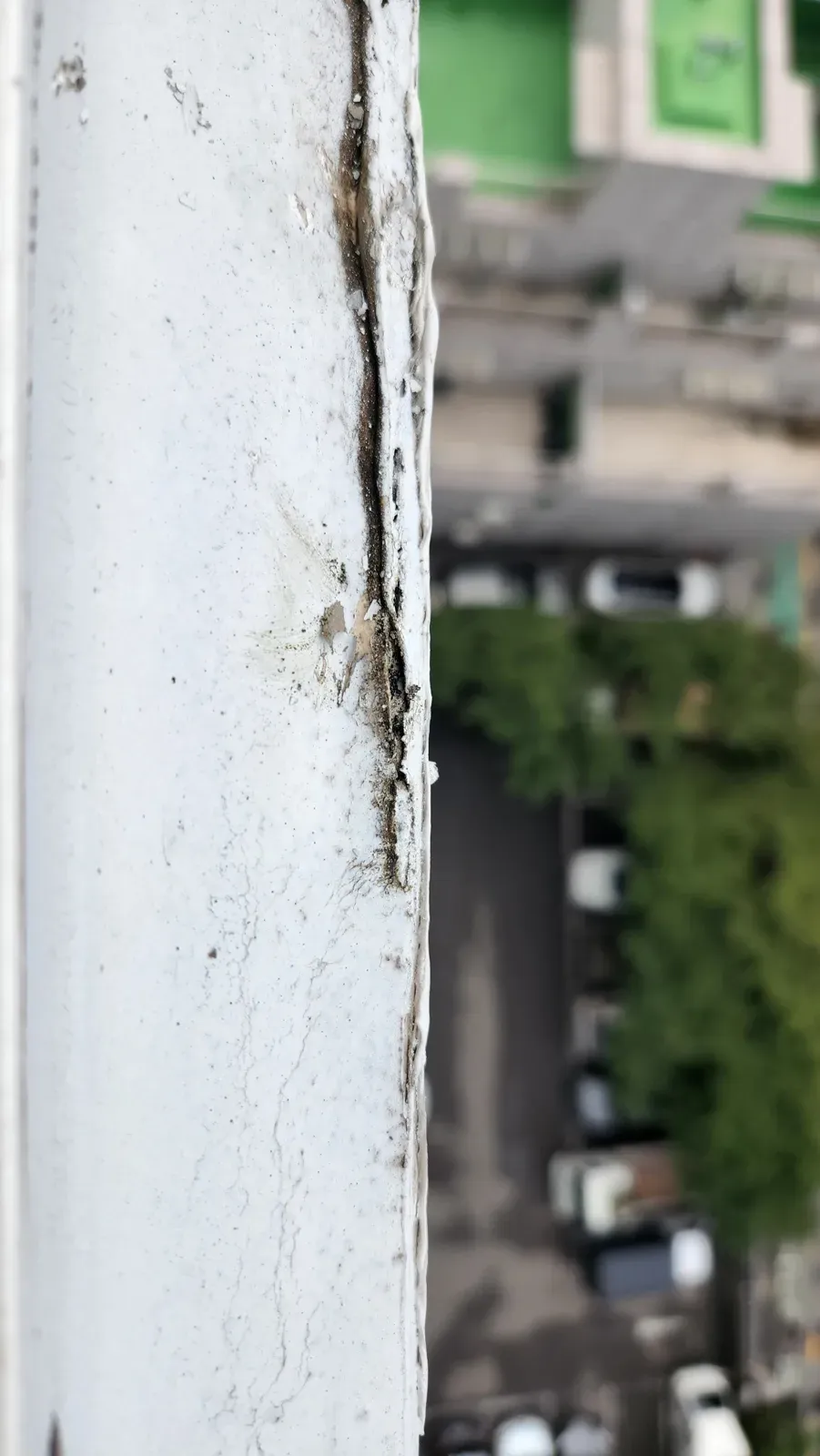 외벽을 따라 난 크랙