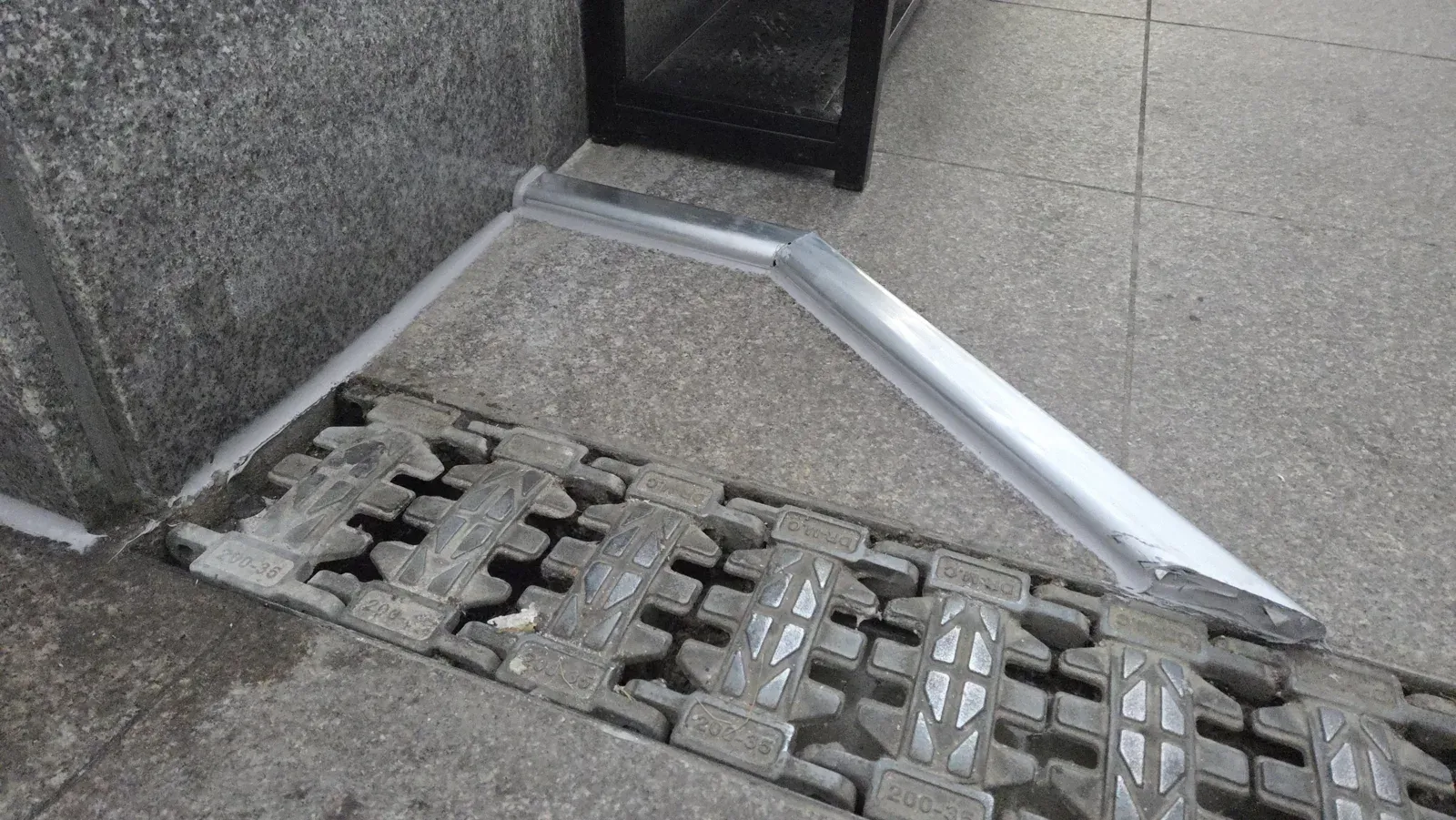 배수구까지 이어 붙인 몰딩