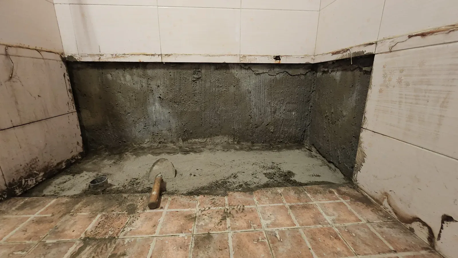 몰탈로 바탕을 잡은 벽과 바닥
