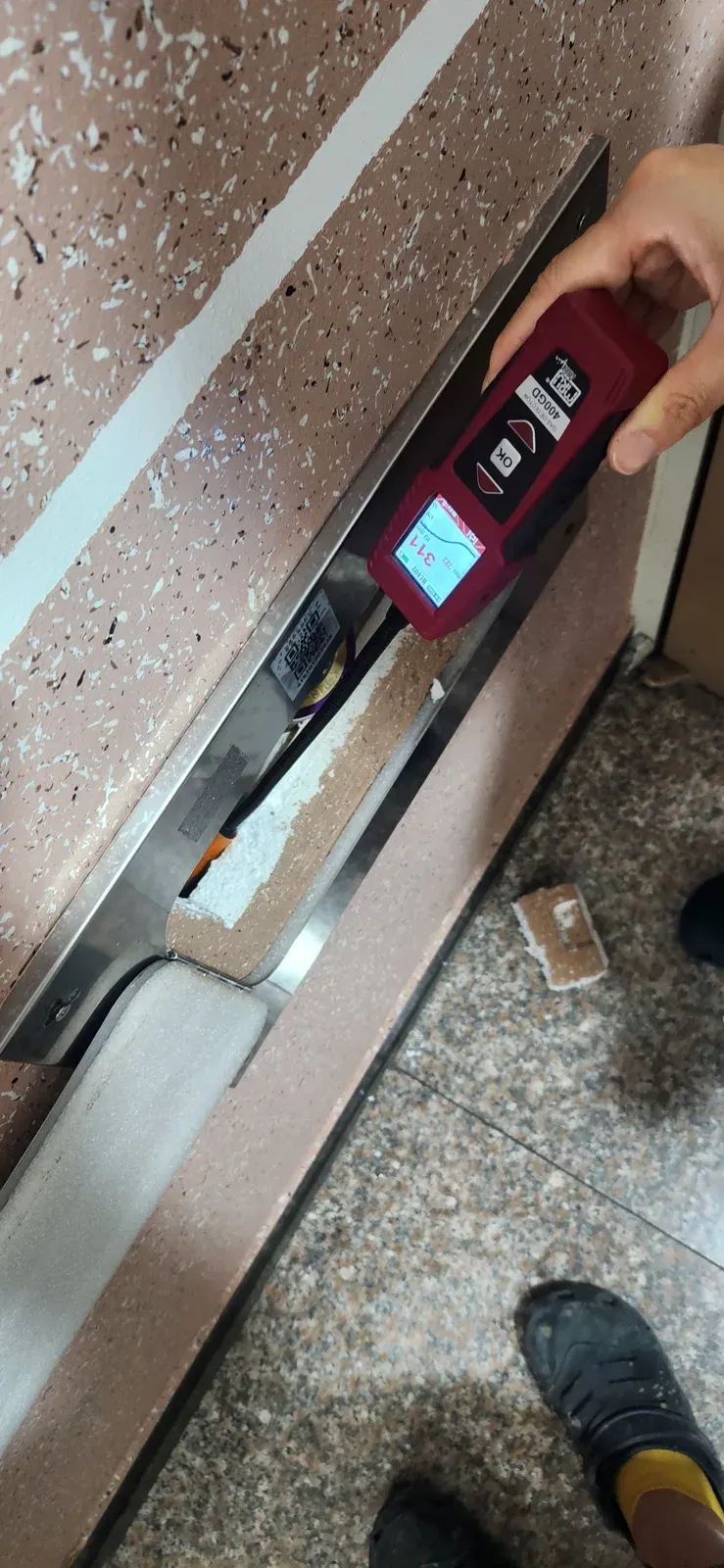 문틀 하단 측정