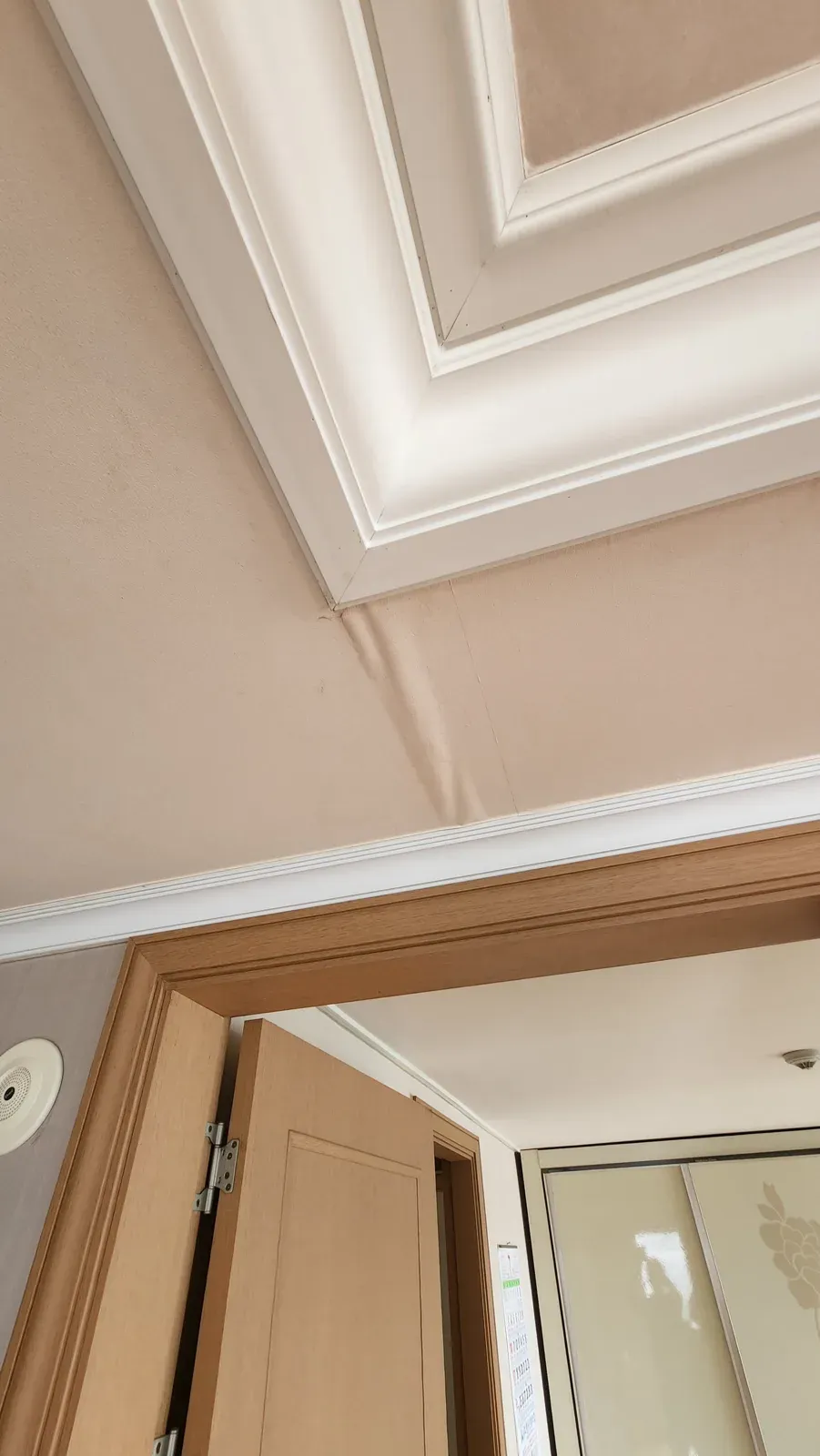 몰딩 옆 들뜬 천장 벽지