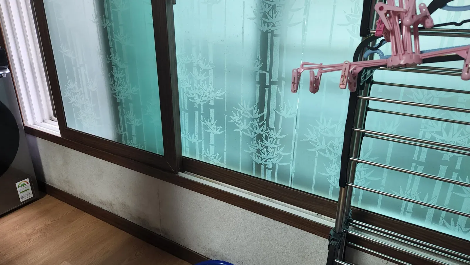 창 하부 벽면 얼룩