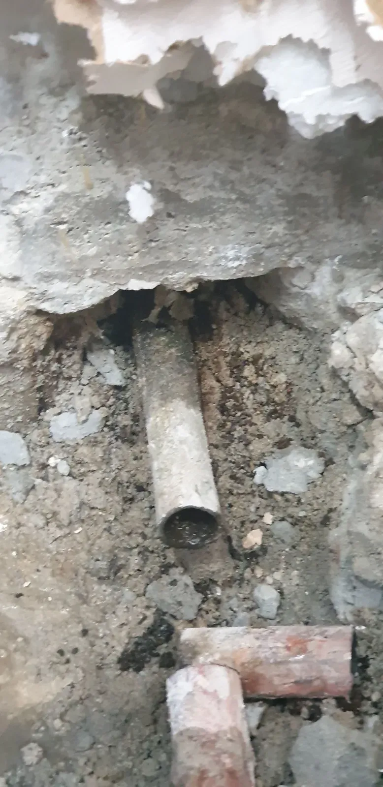 바닥 속 기존 배관