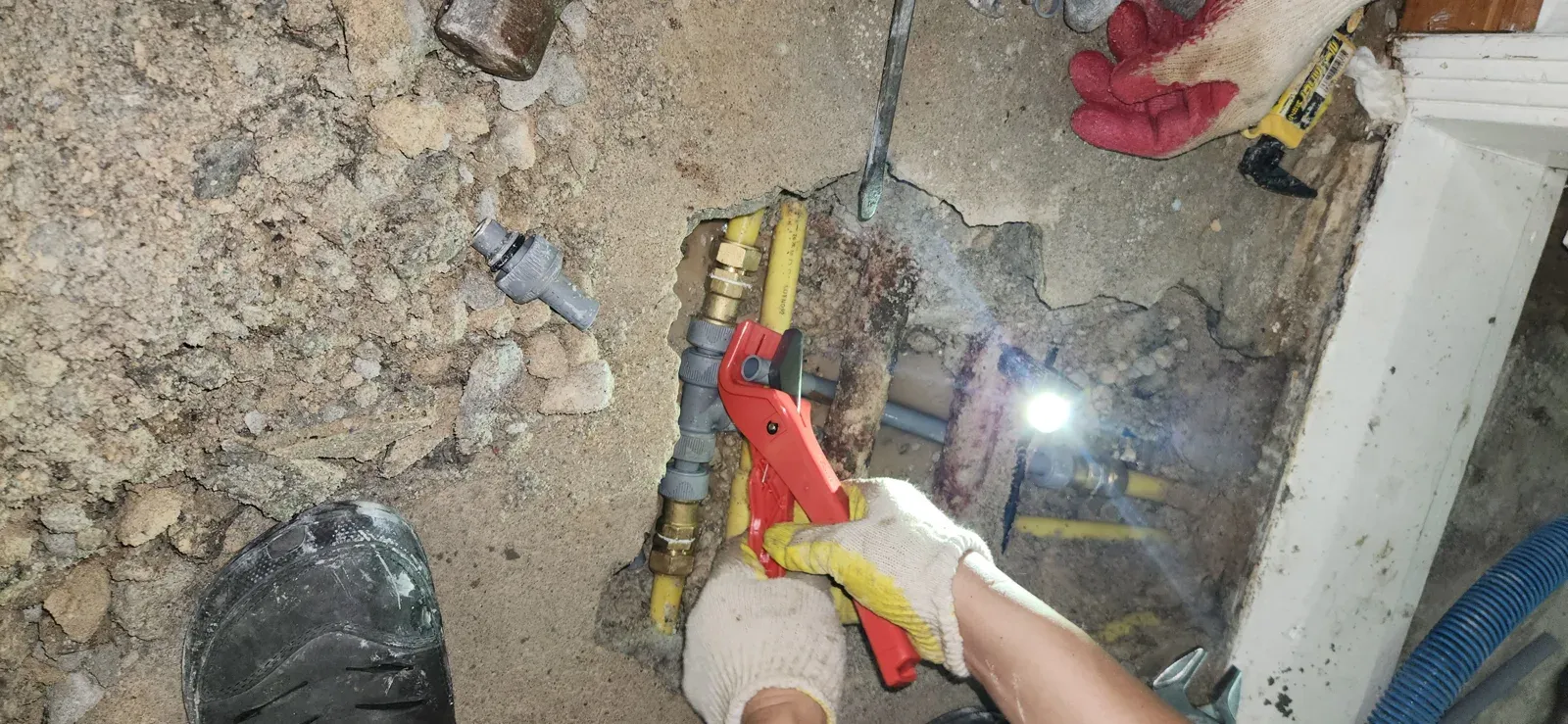 절단기로 배관 끊는 모습