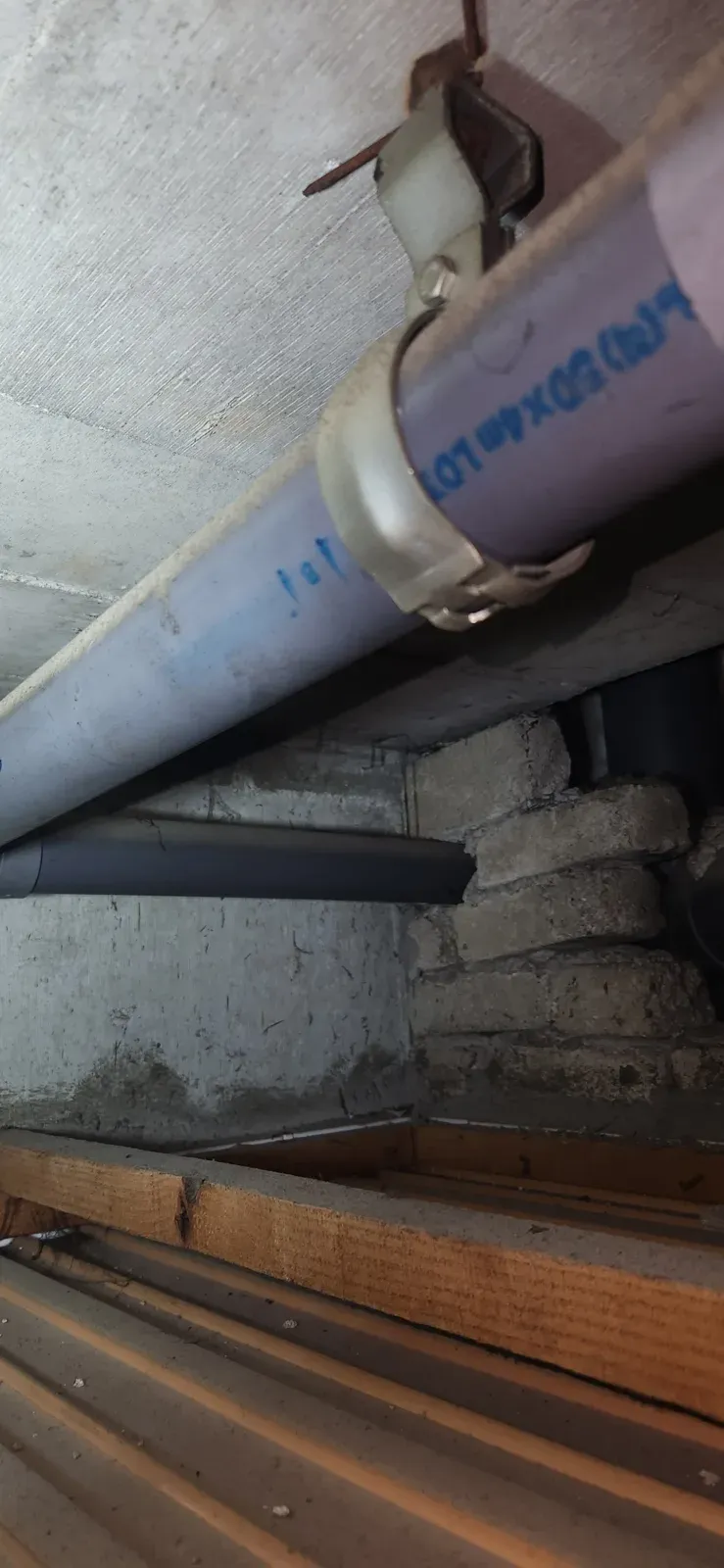 걸이에 매달린 회색 PVC 관