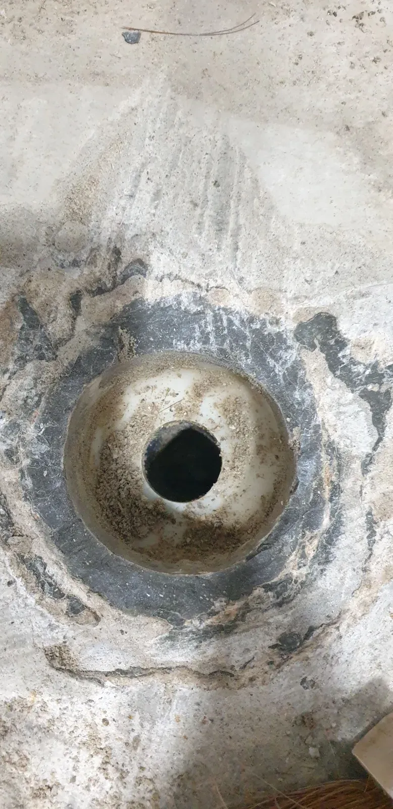 정리 전 배수구 주변
