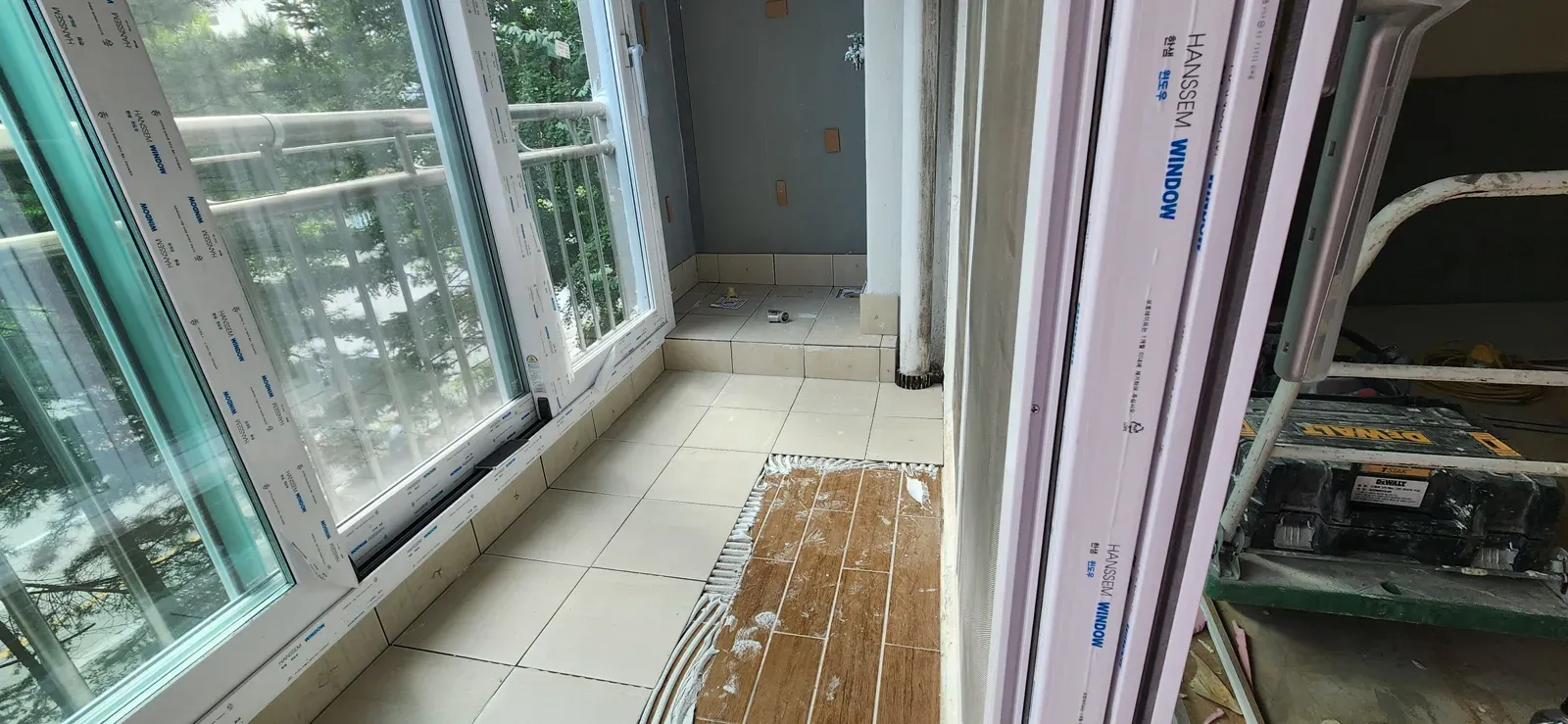 타일을 이어 붙이는 베란다