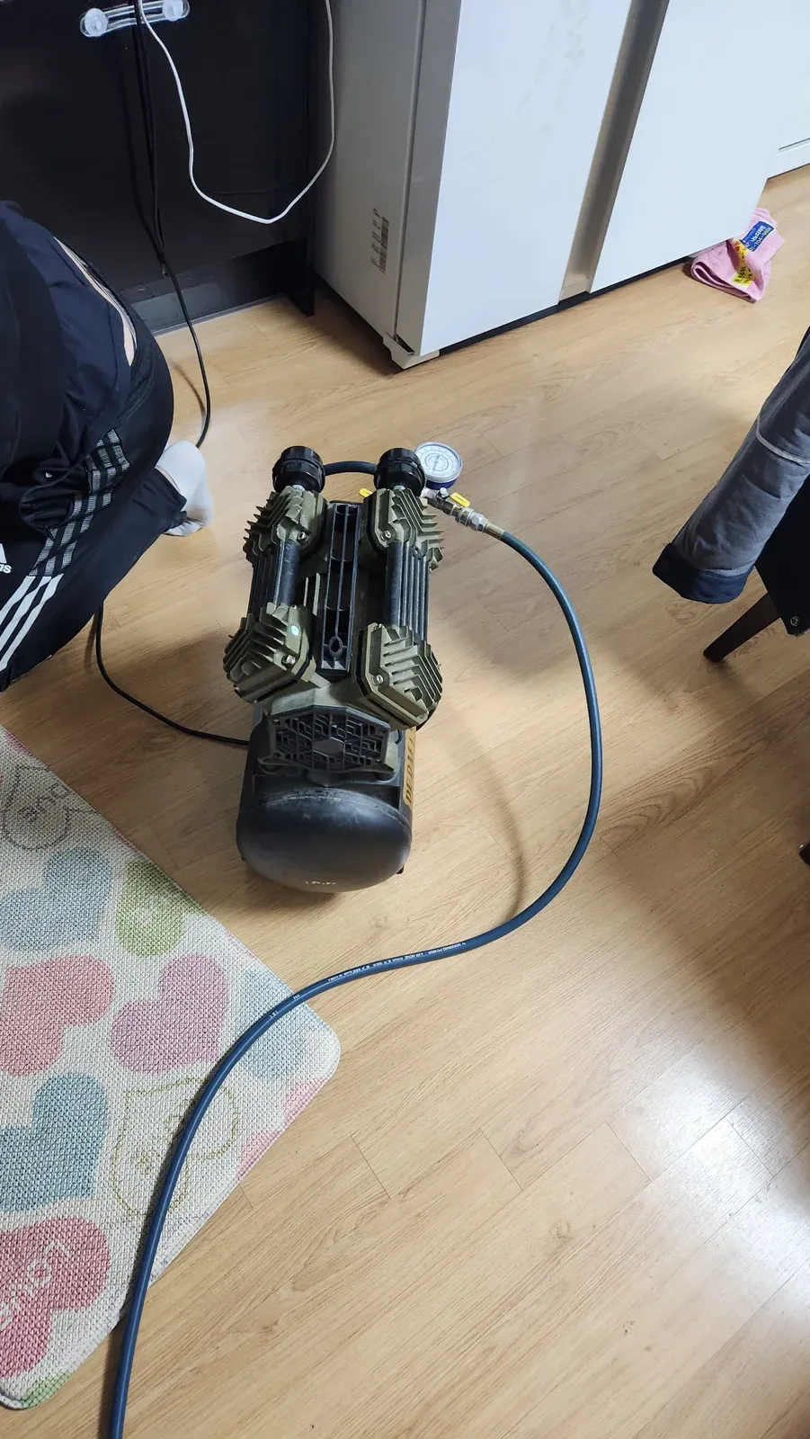 거실에 설치한 컴프레서