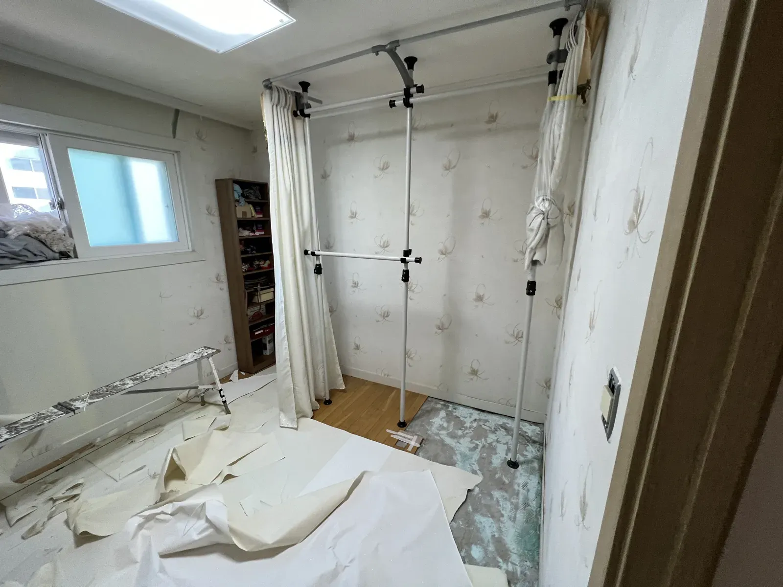 벽지를 뜯어낸 작은방