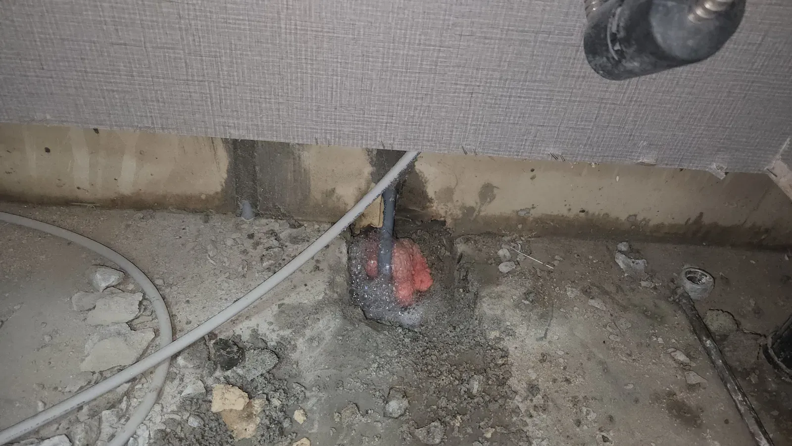 벽 하부를 깨서 드러난 배관
