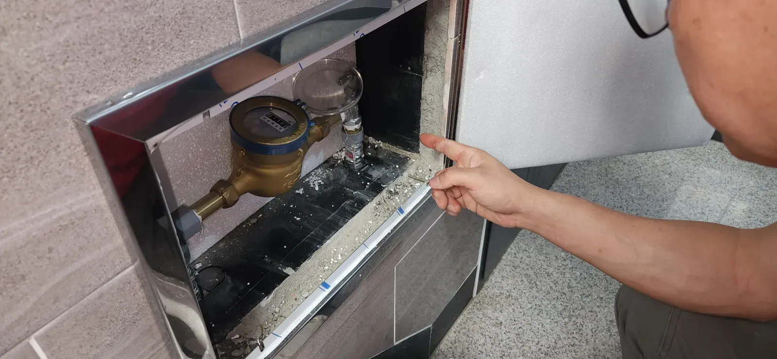 계단실 벽 속 계량기함