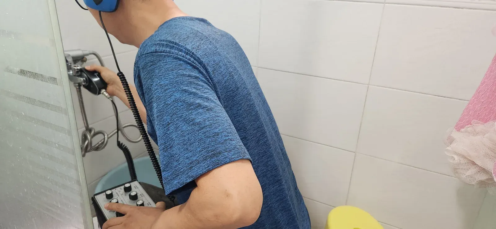 청음 장비로 벽 속 소리 확인