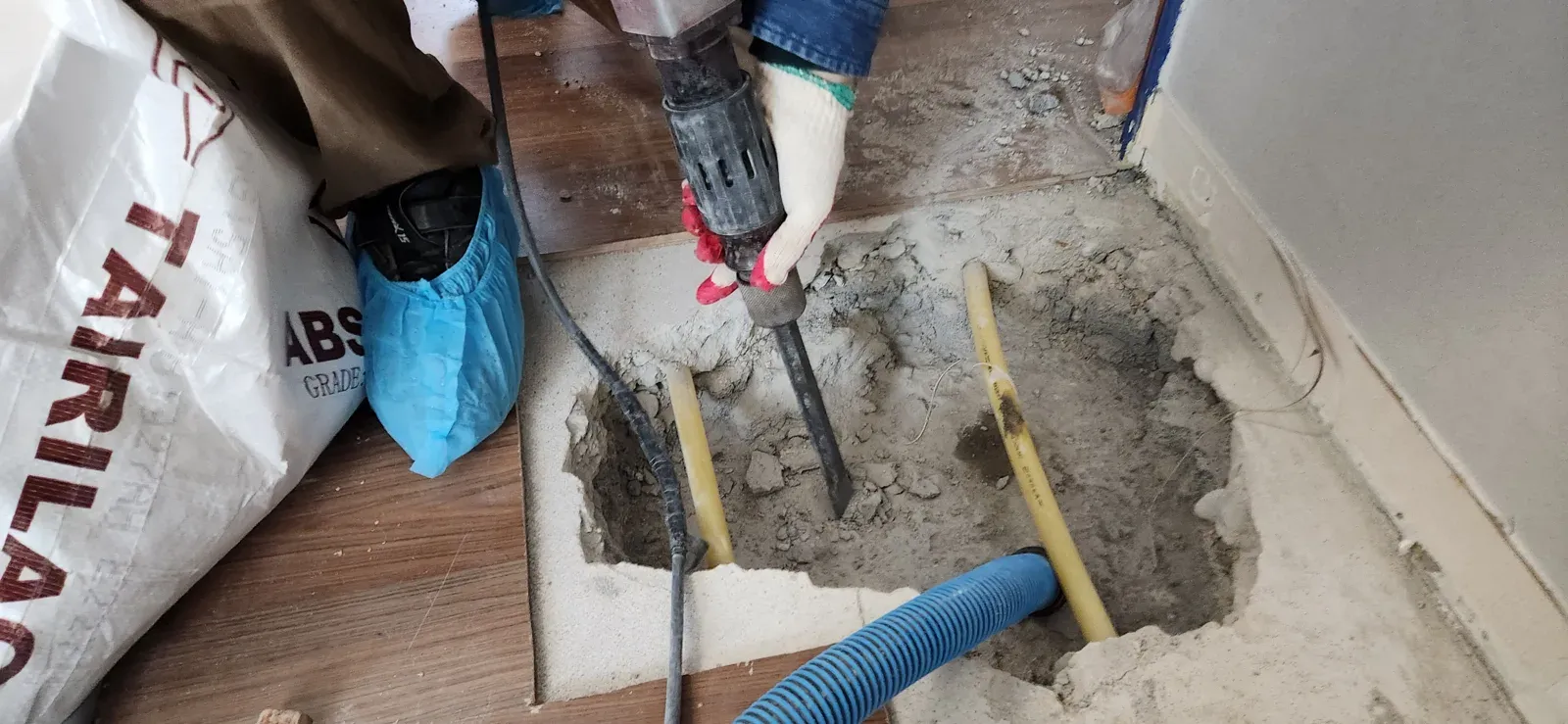 깨어 낸 바닥 속 노란 배관