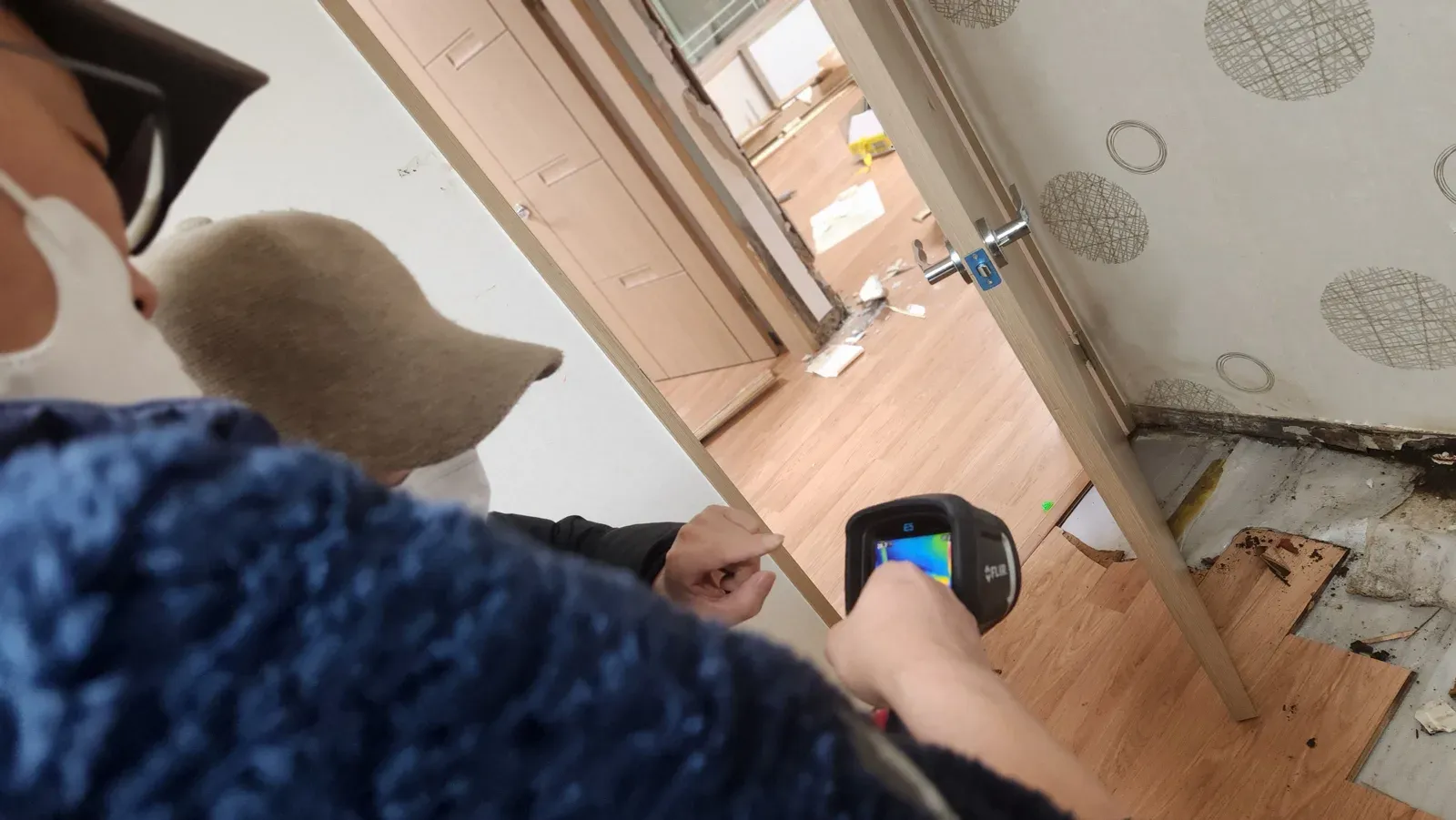 문틀 주변 바닥 점검